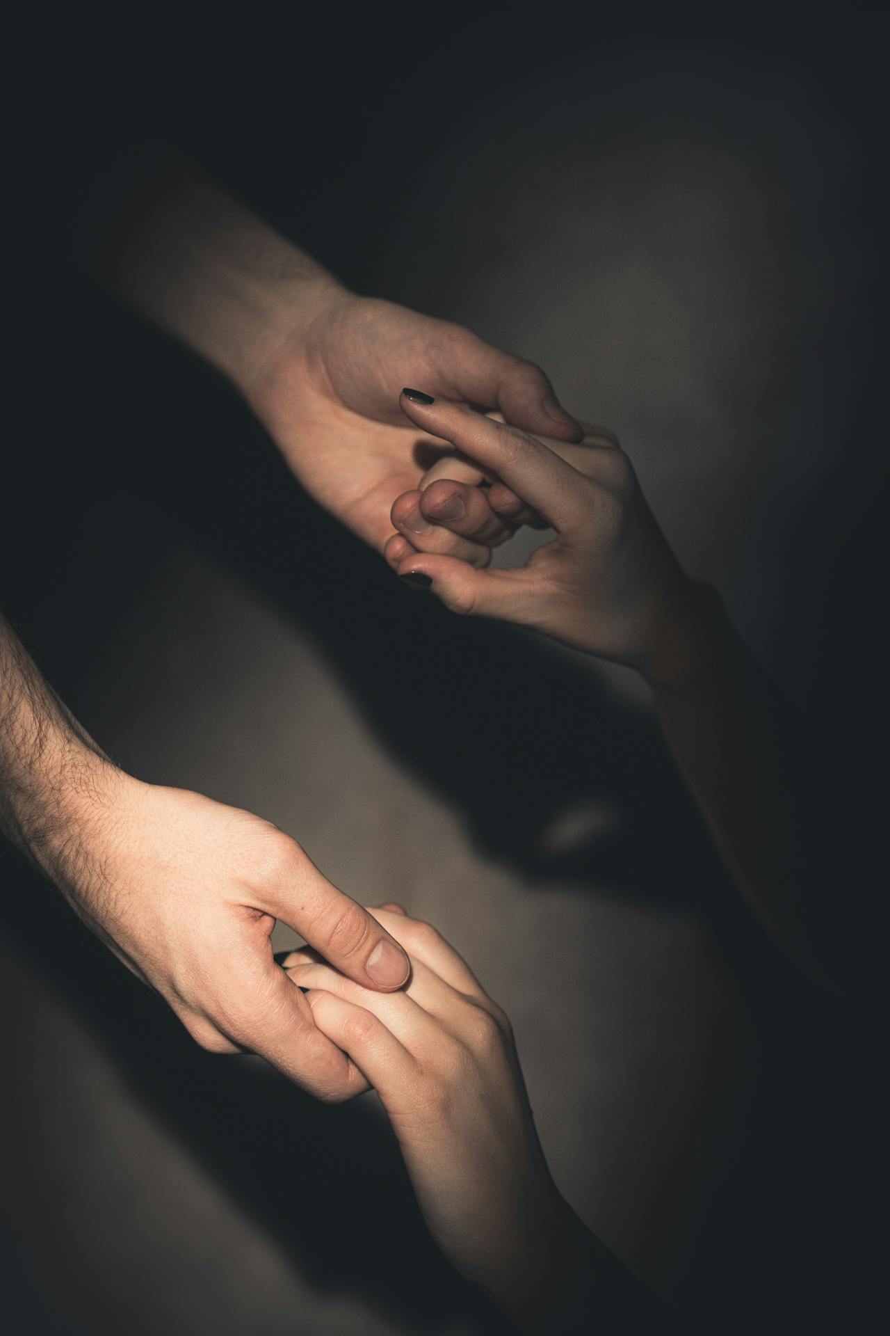 A man holding a woman's hand | Source: Pexels