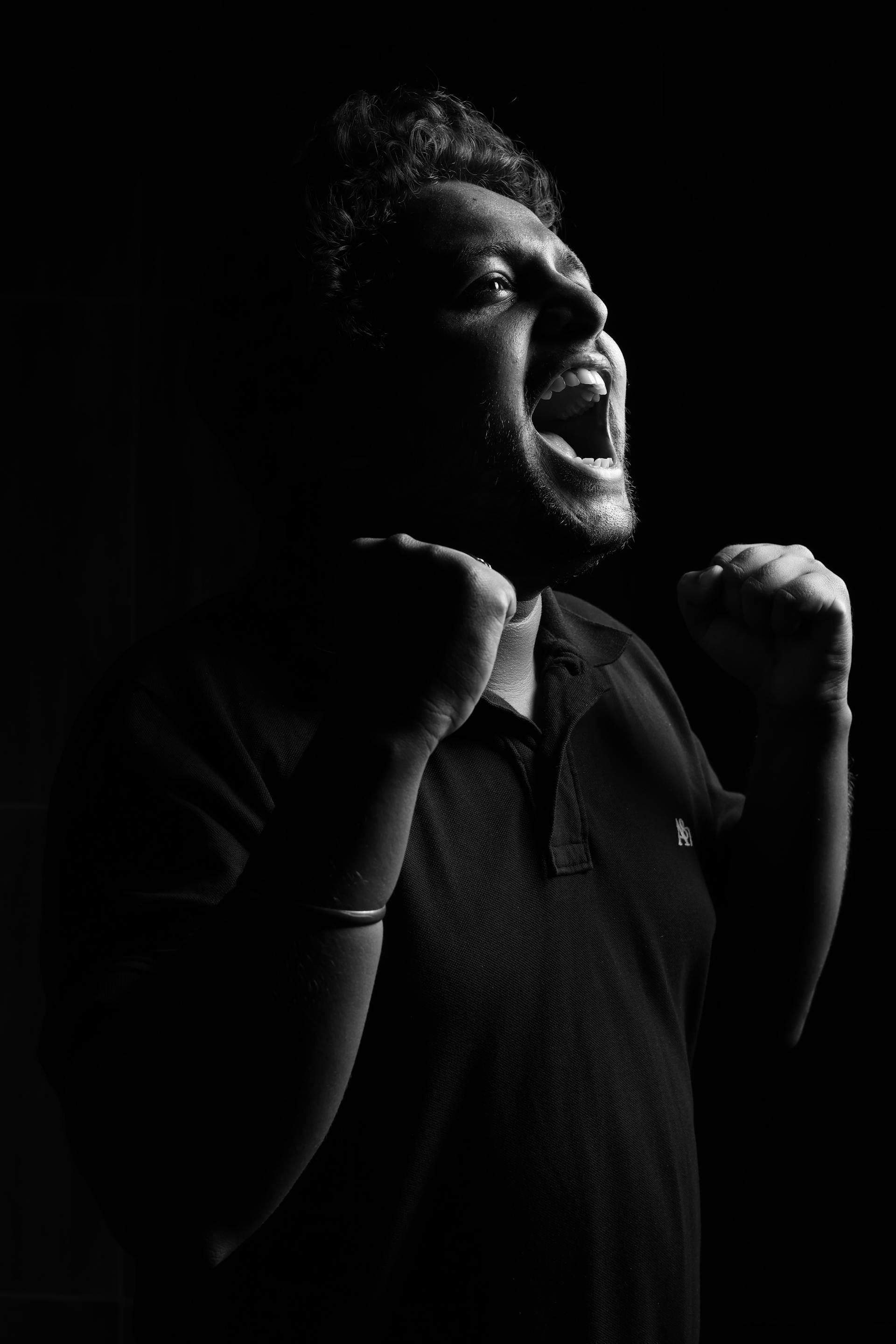 Un homme qui crie après quelqu'un | Source : Pexels