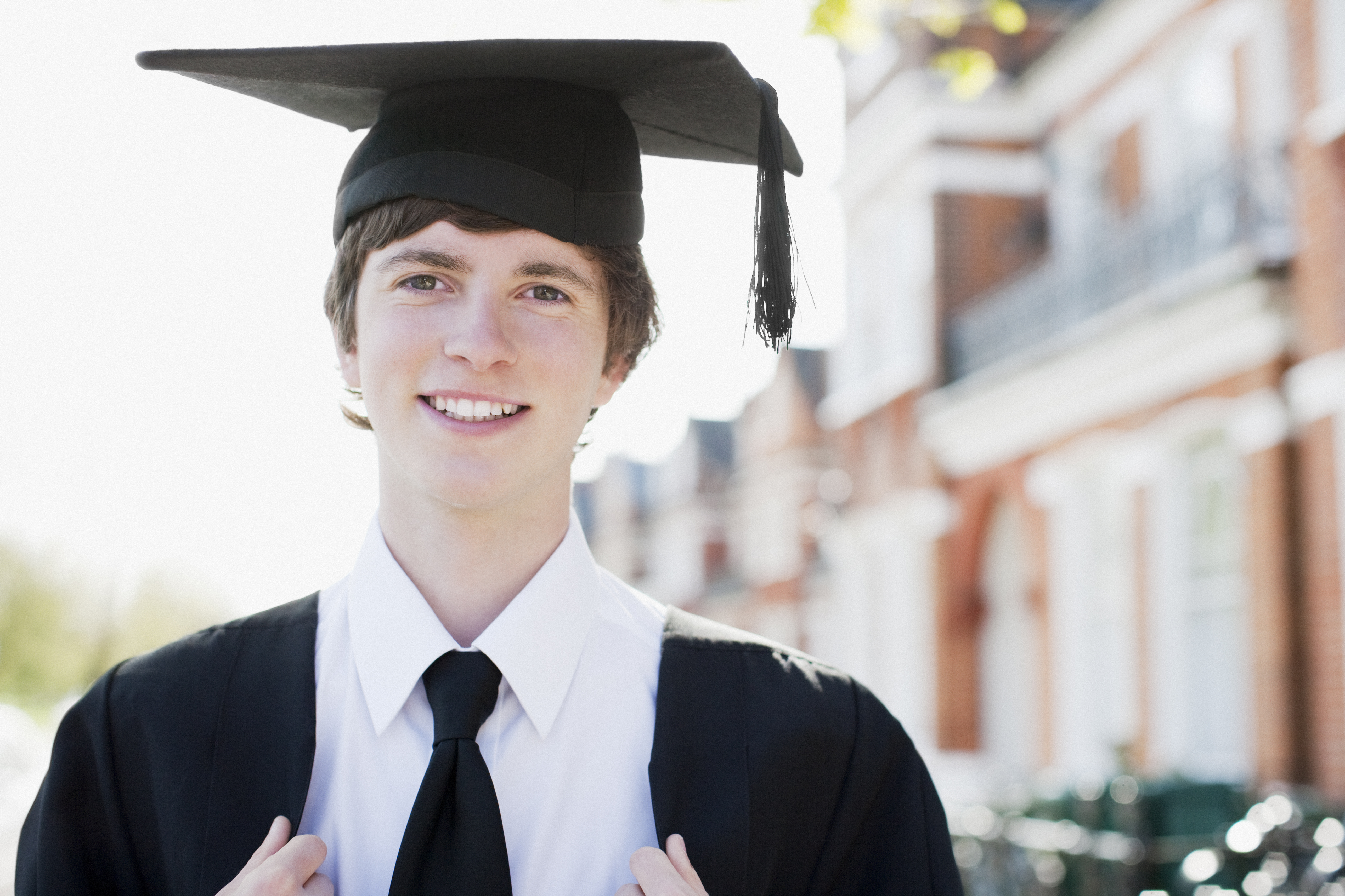 Jeune homme portant un chapeau et une toge de fin d'études | Source : Getty Images