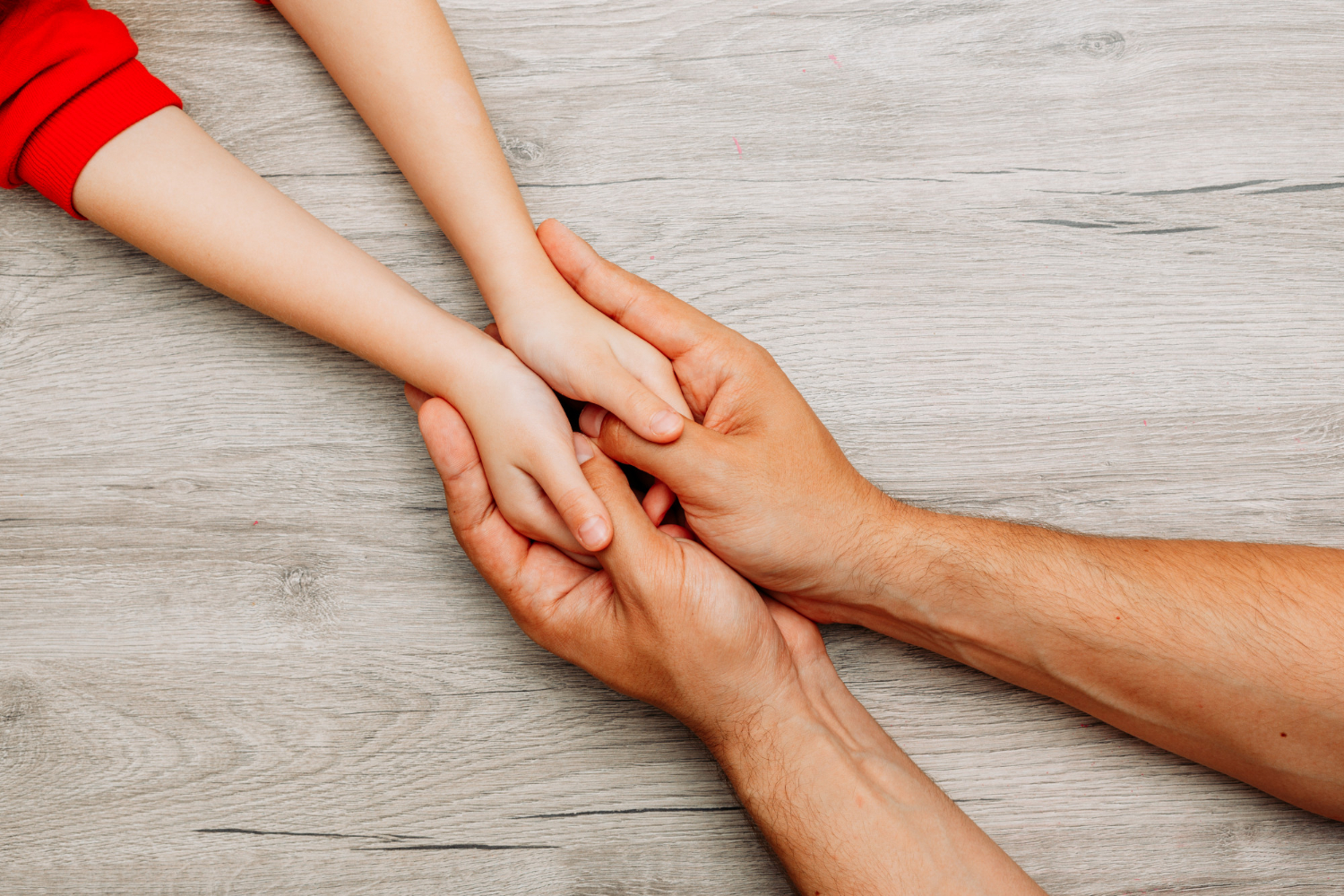 Un homme tenant les mains de sa fille | Source : Freepik