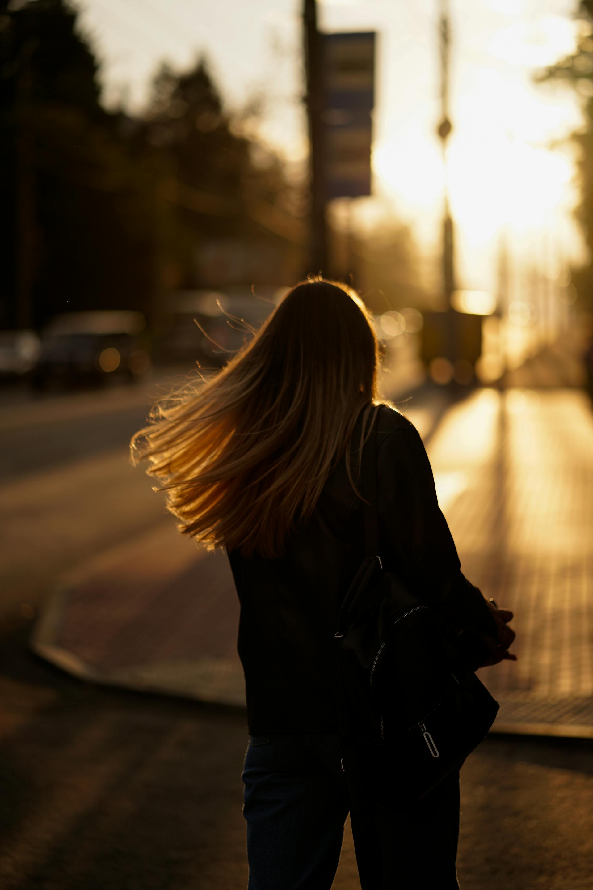 Une femme marchant sur la route | Source : Pexels