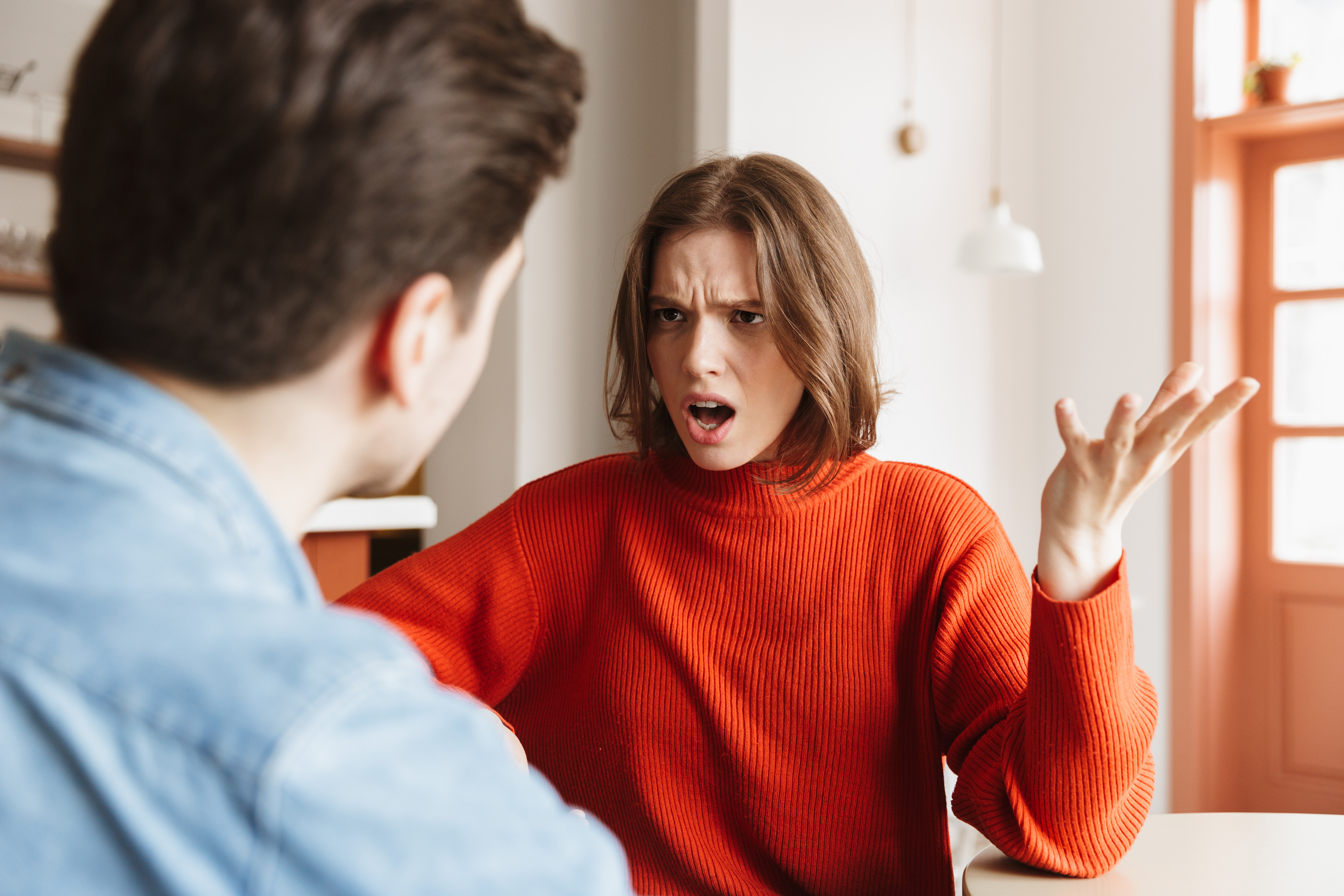 Une femme se met en colère en se disputant avec son mari | Source : Getty Images