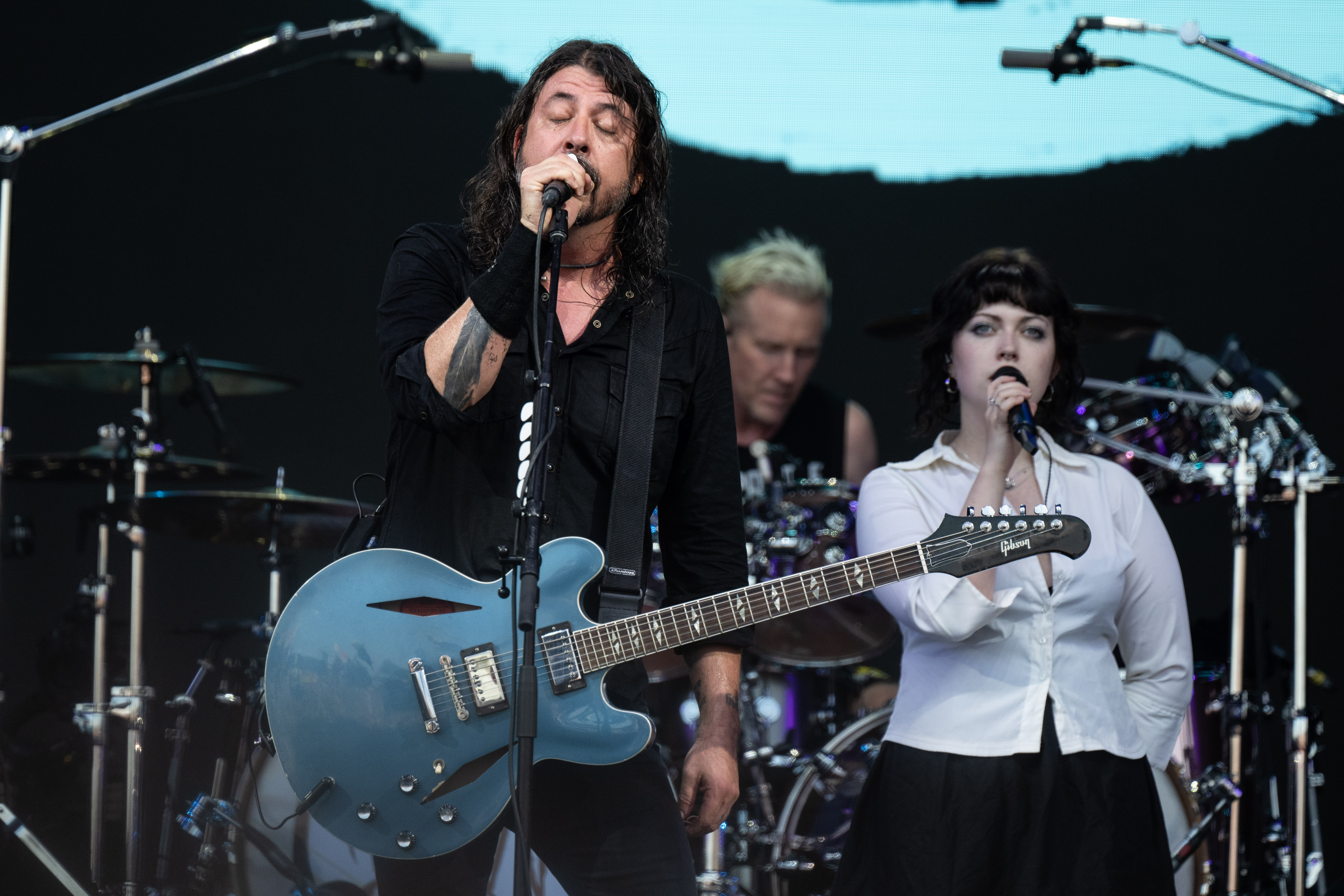 Dave Grohl se produit avec sa fille Violet Grohl sur la scène The Pyramid lors de la troisième journée du festival de Glastonbury 2023, le 23 juin 2023, à Glastonbury, en Angleterre. | Source : Getty Images