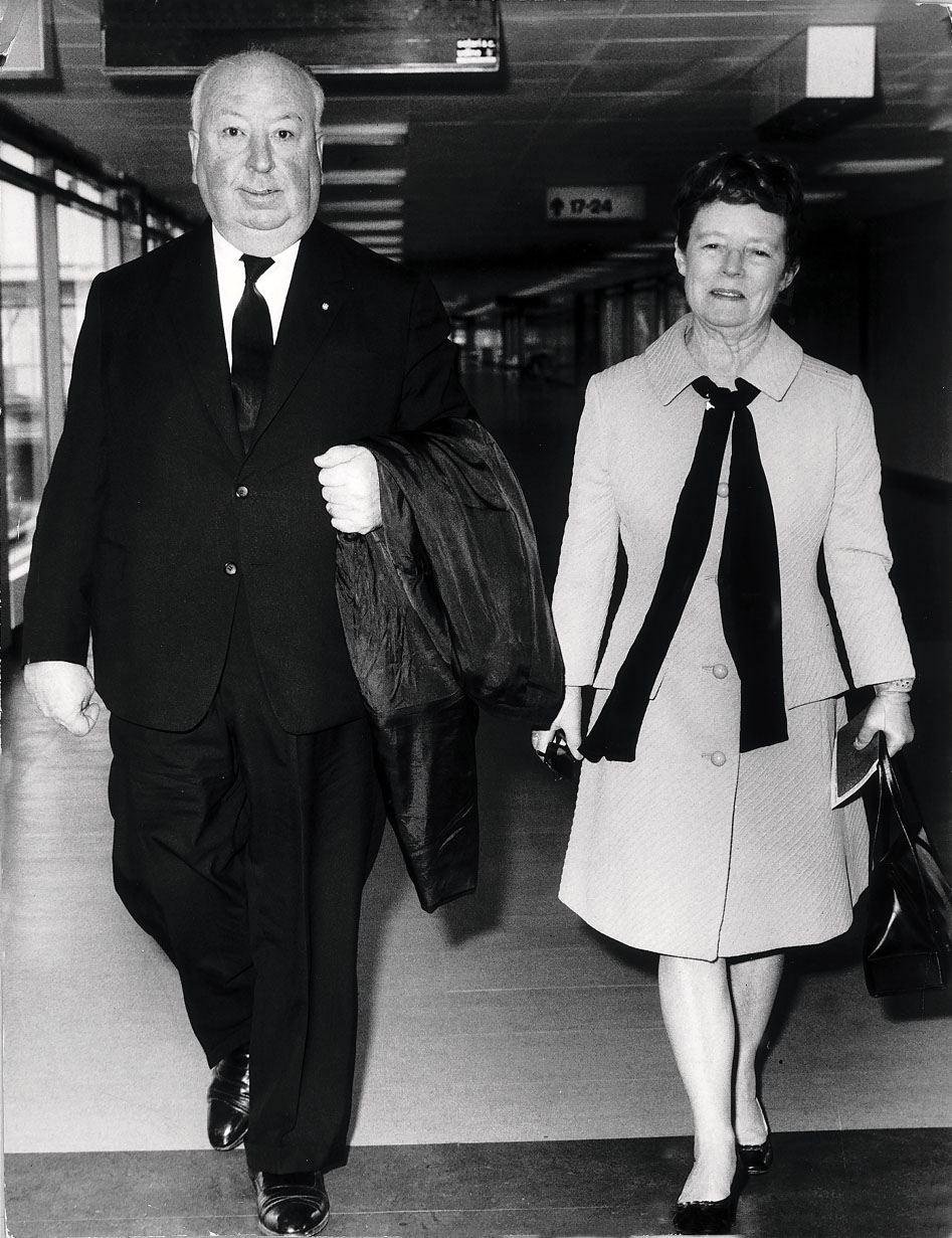 Alfred Hitchcock et Alma arrivent à l'aéroport d'Heathrow en provenance de Paris, en septembre 1969. | Source : Getty Images