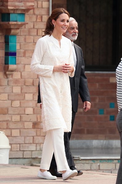 Kate Middleton arrive pour sa visite de l'Académie nationale de cricket | Photo: Getty Images