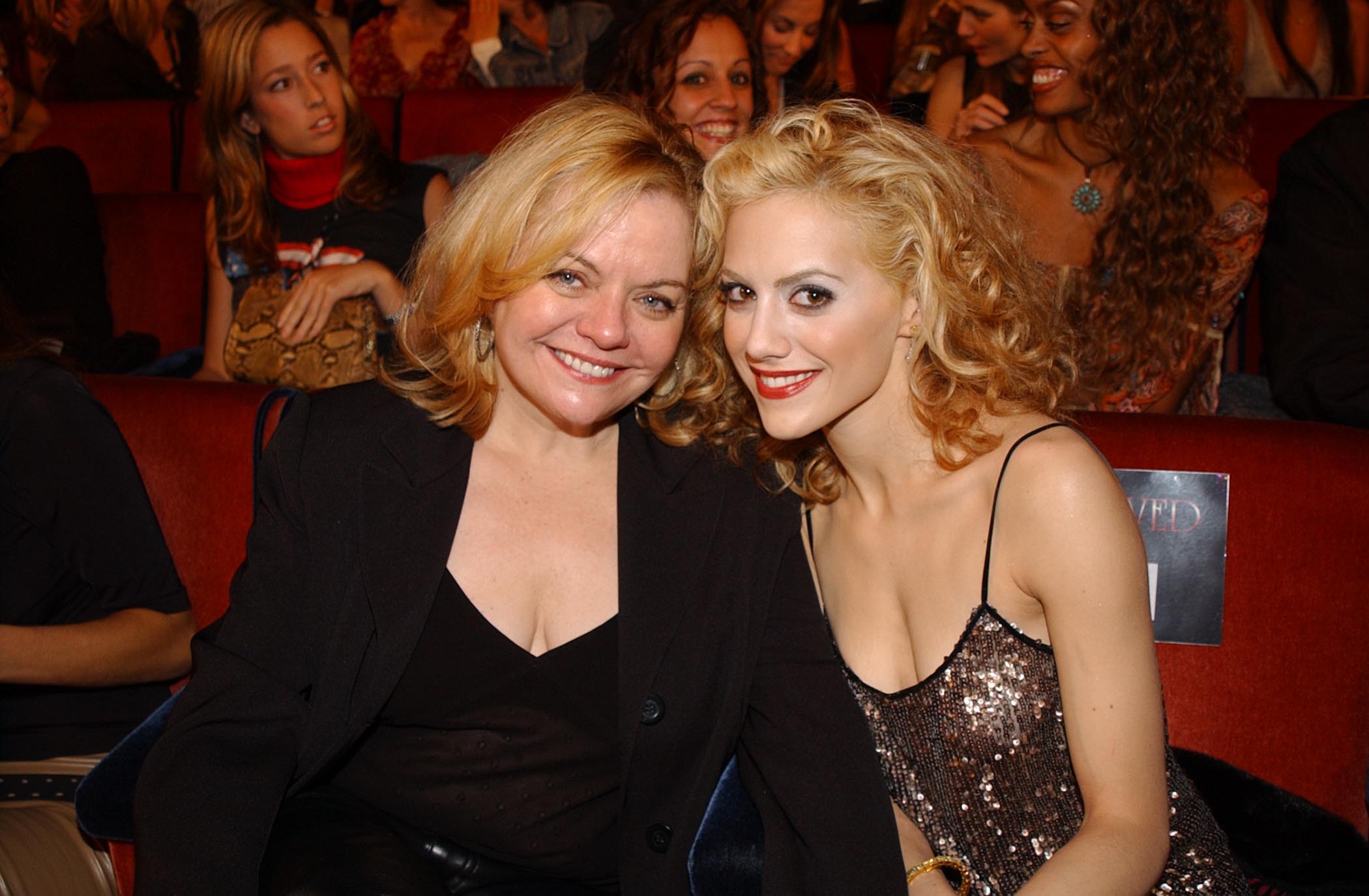 Sharon et Brittany Murphy pendant les Vogue Fashion Awards de VH1, le 15 octobre 2002, à New York. | Source : Getty Images