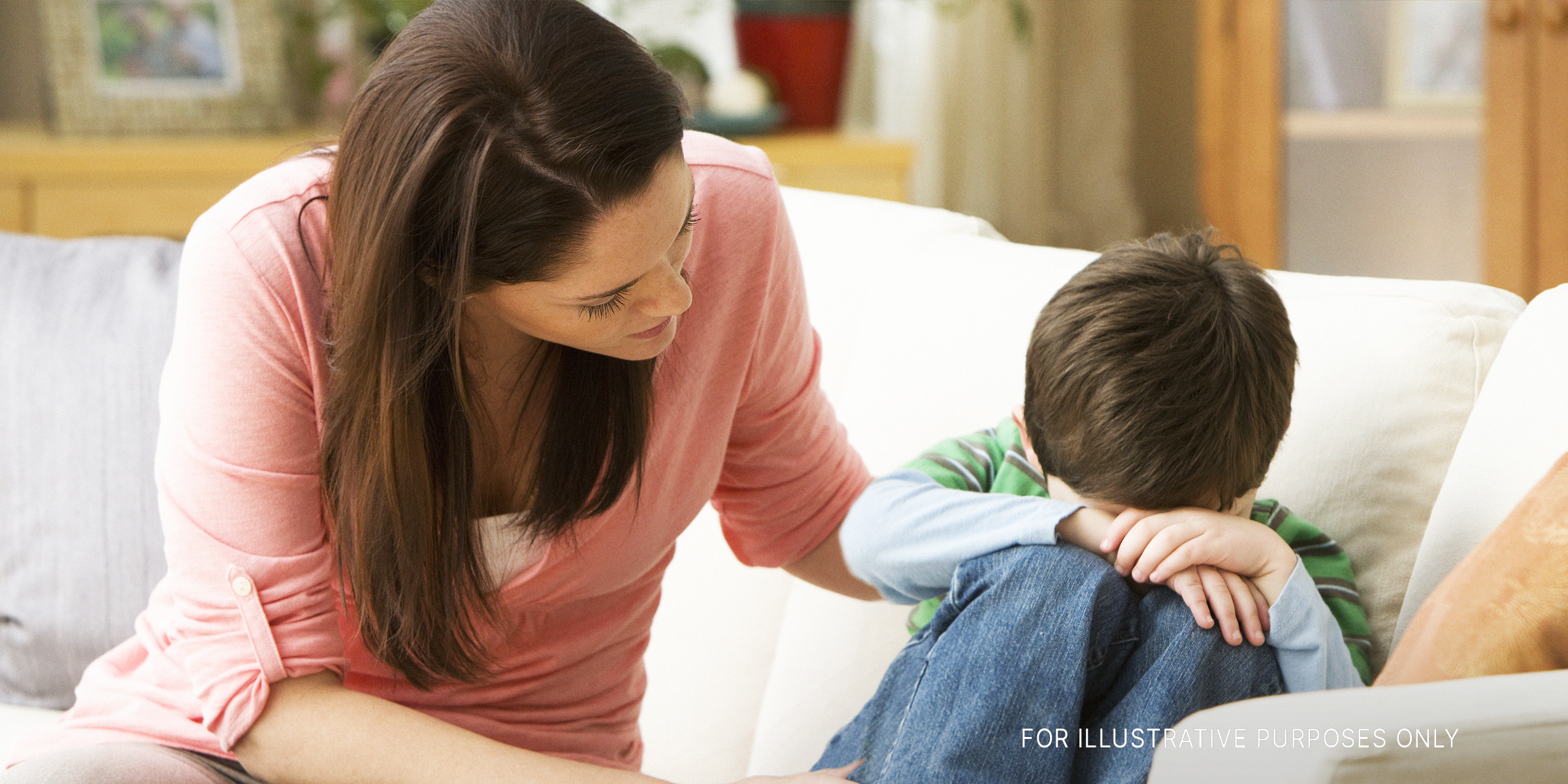 Une femme parle à son fils | Source : Getty Images