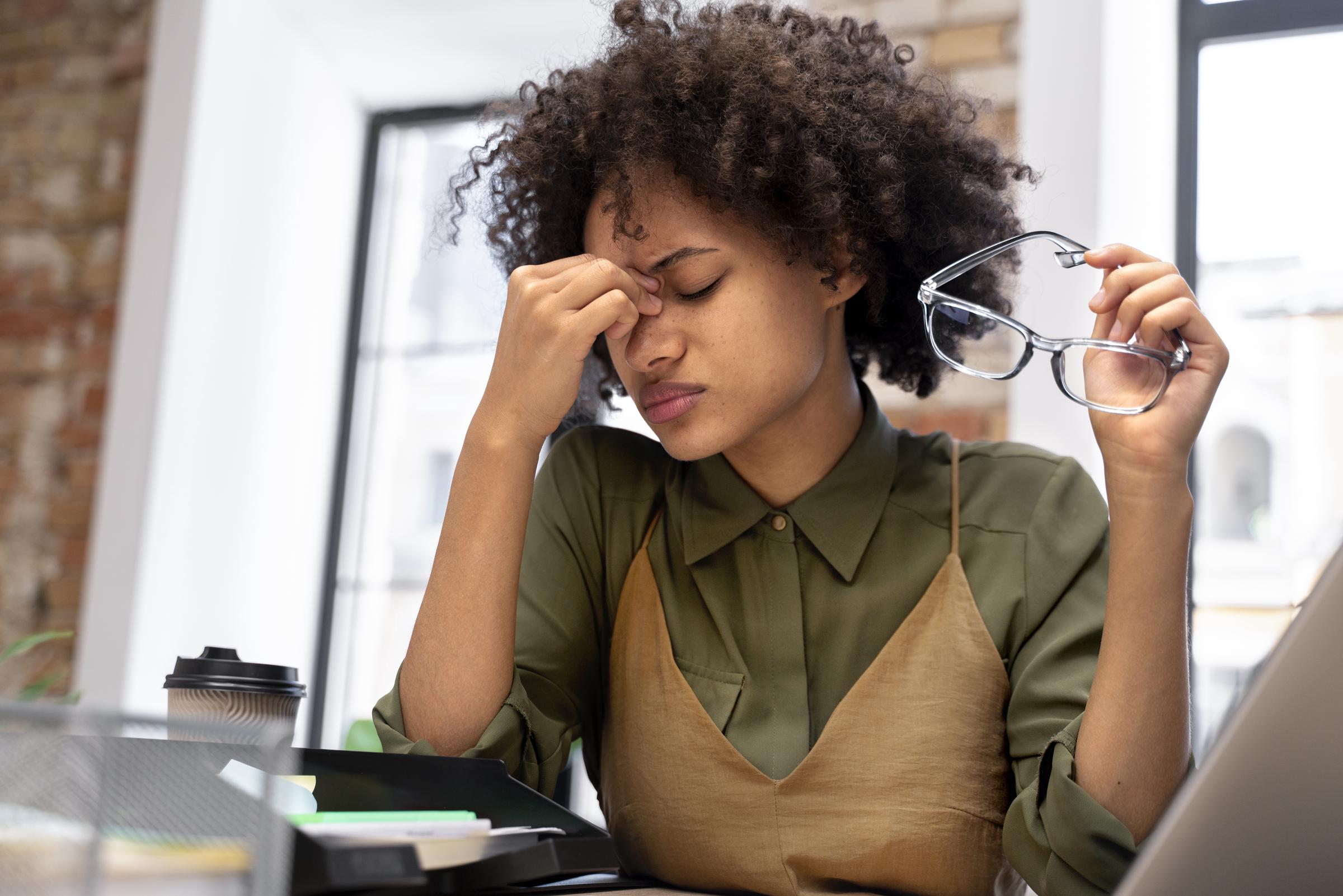 Une femme stressée | Source : Freepik