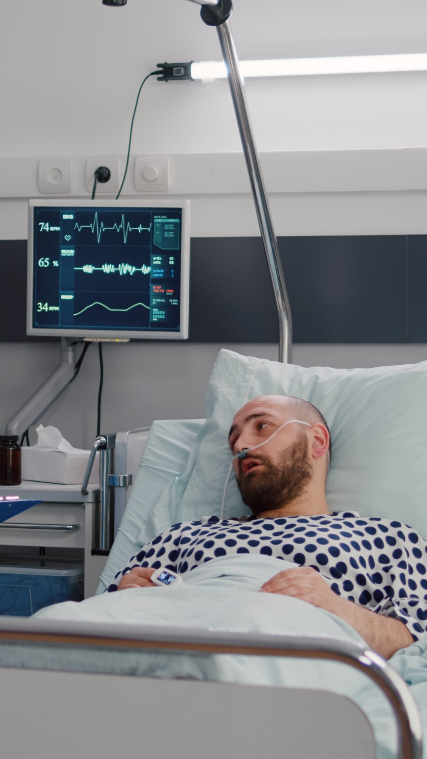Un homme malade hospitalisé | Source : Freepik