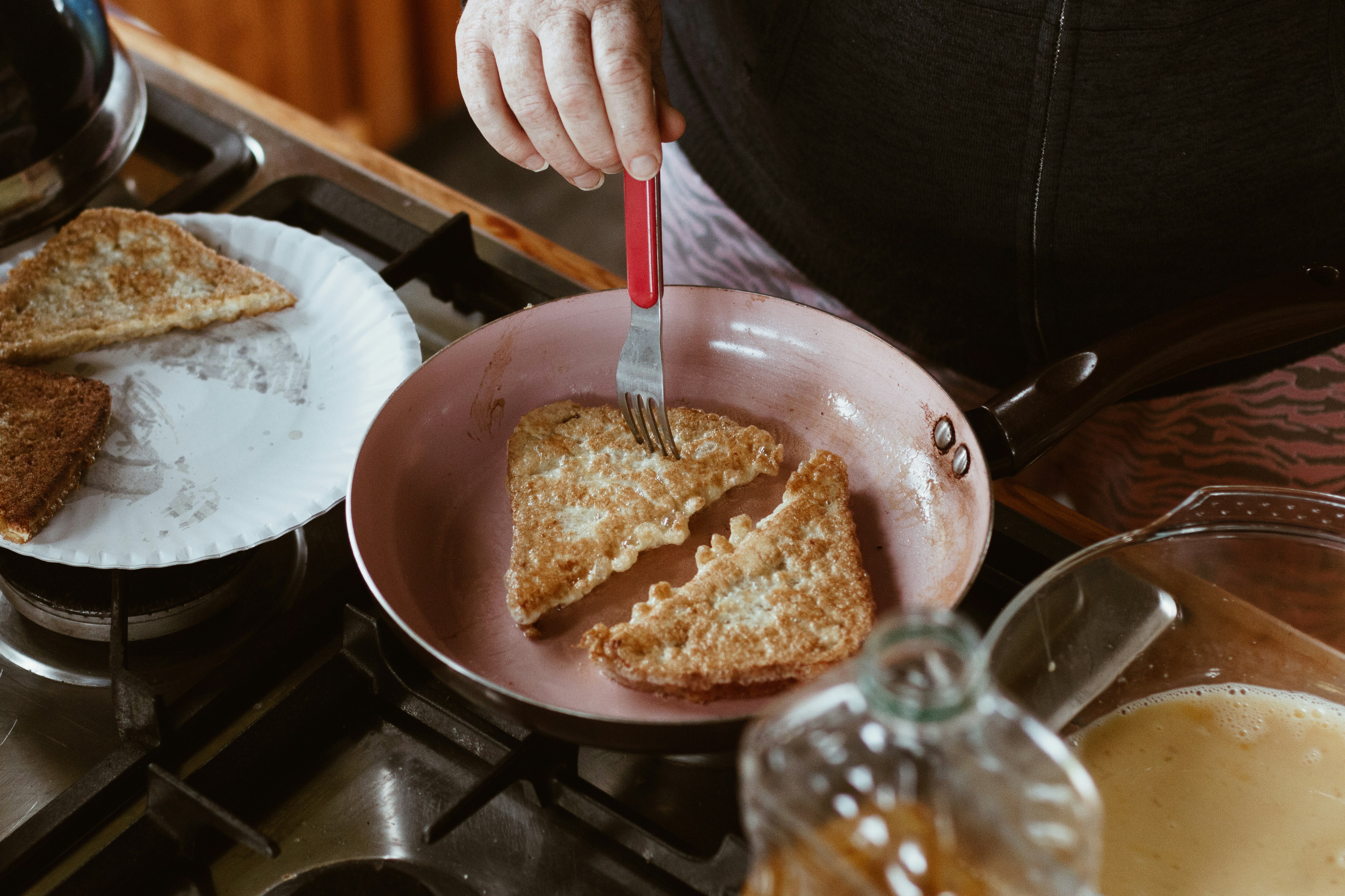 Une personne préparant du pain perdu | Source : Unsplash