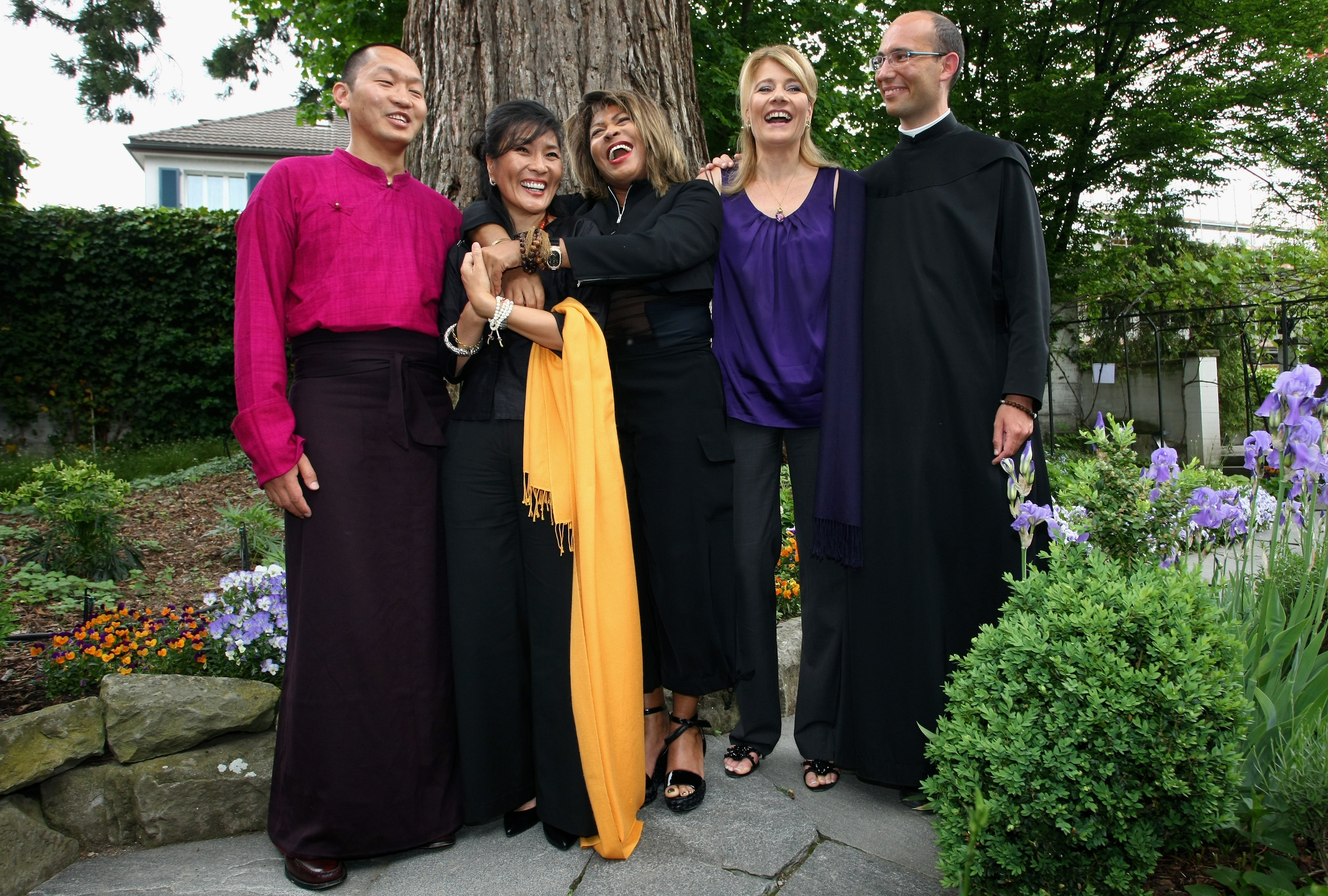 La bouddhiste Loten Dahortsang, la chanteuse Dechen Shak-Dagsay, Tina Turner, la chanteuse Regula Curti et le moine Jean Sebastien Cheriere posant pour une photo lors de la présentation musicale "Beyond - Three Voices For Peace" à Zürich, 2009 | Source : Getty Images