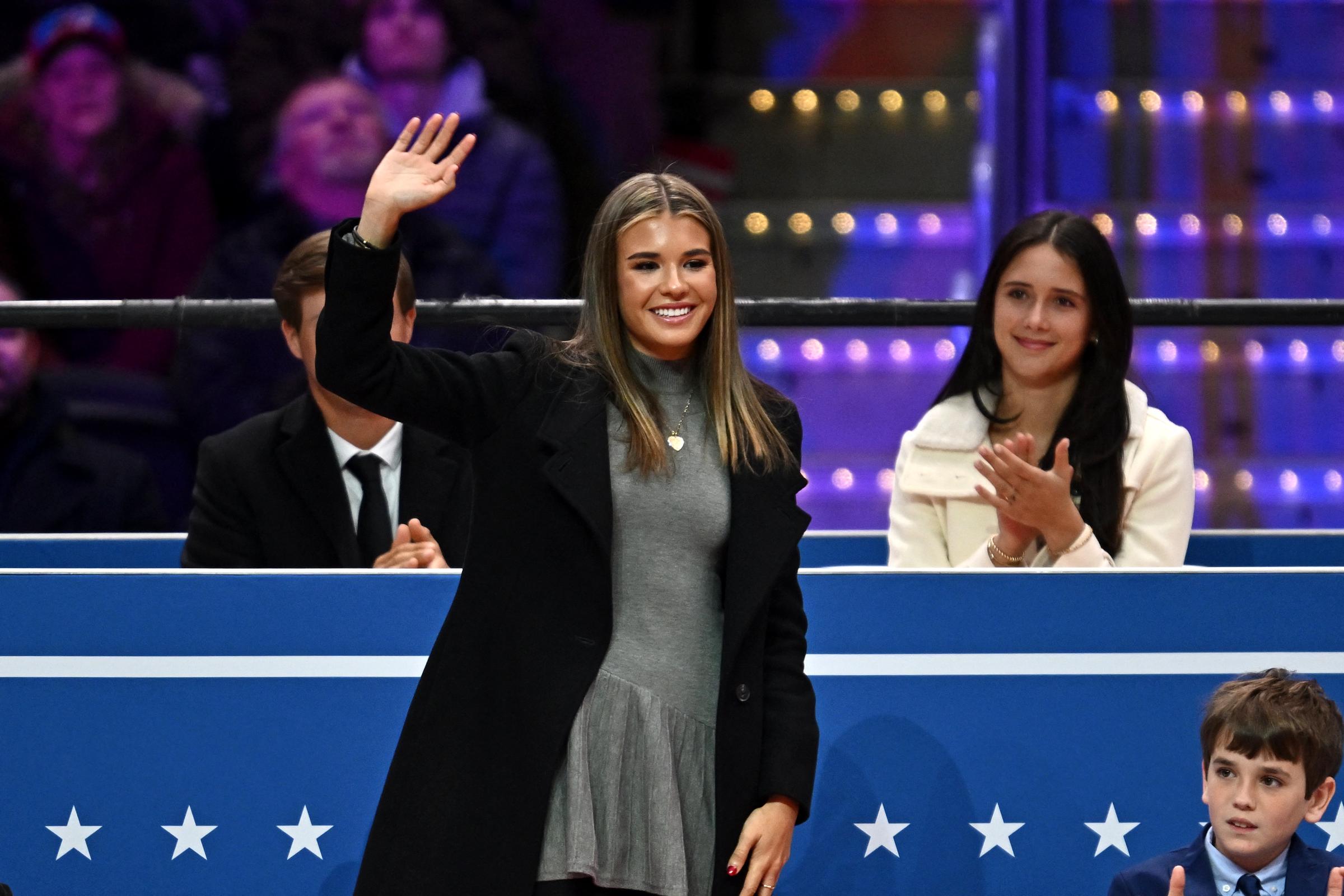 Kai Madison Trump fait un geste lors de la parade inaugurale le 20 janvier 2025, à Washington, D.C. | Source : Getty Images