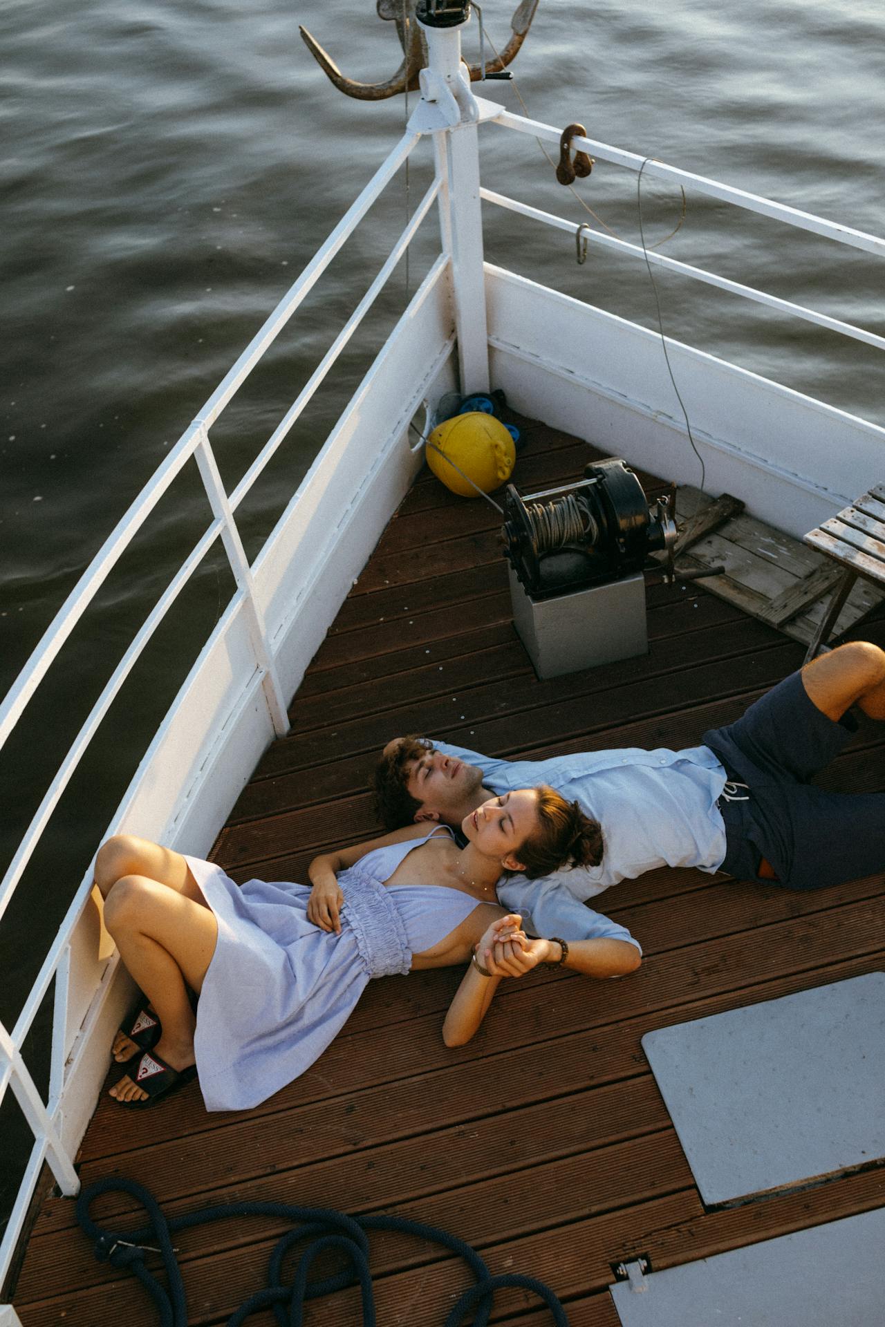 Un couple romantique sur un yacht | Source : Pexels