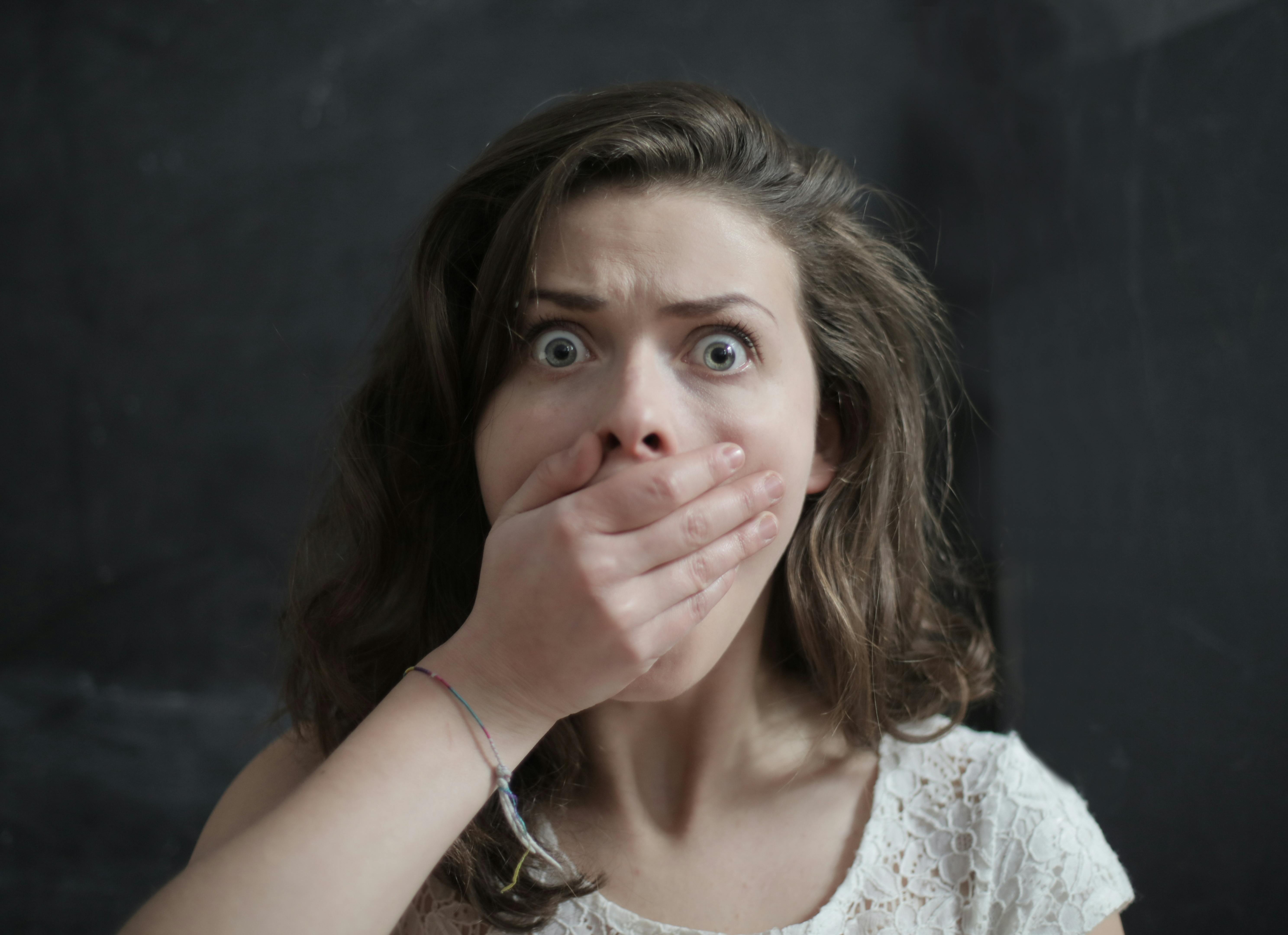 Une femme se couvrant la bouche en état de choc | Source : Pexels