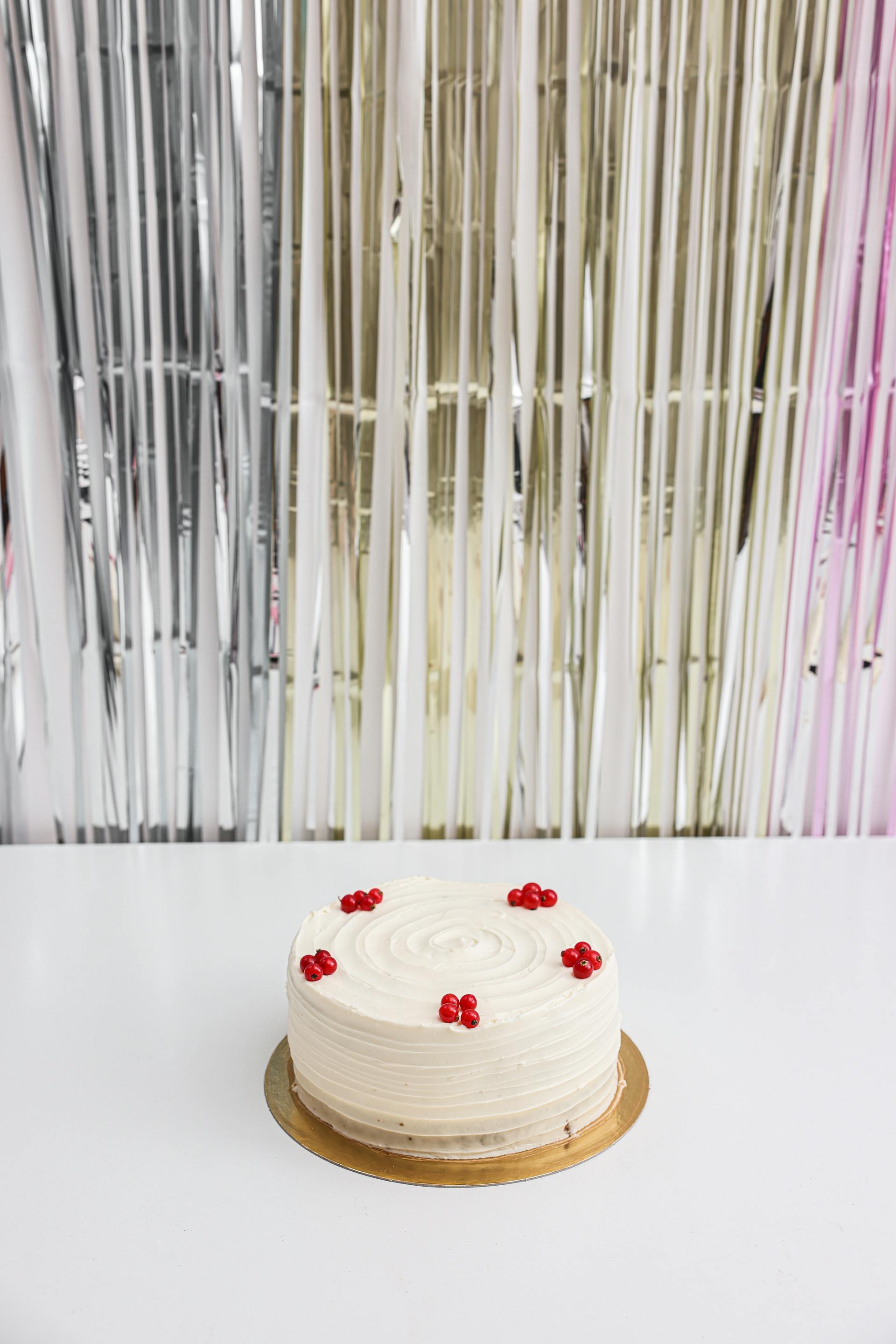 Un gâteau blanc sur une table | Source : Pexels