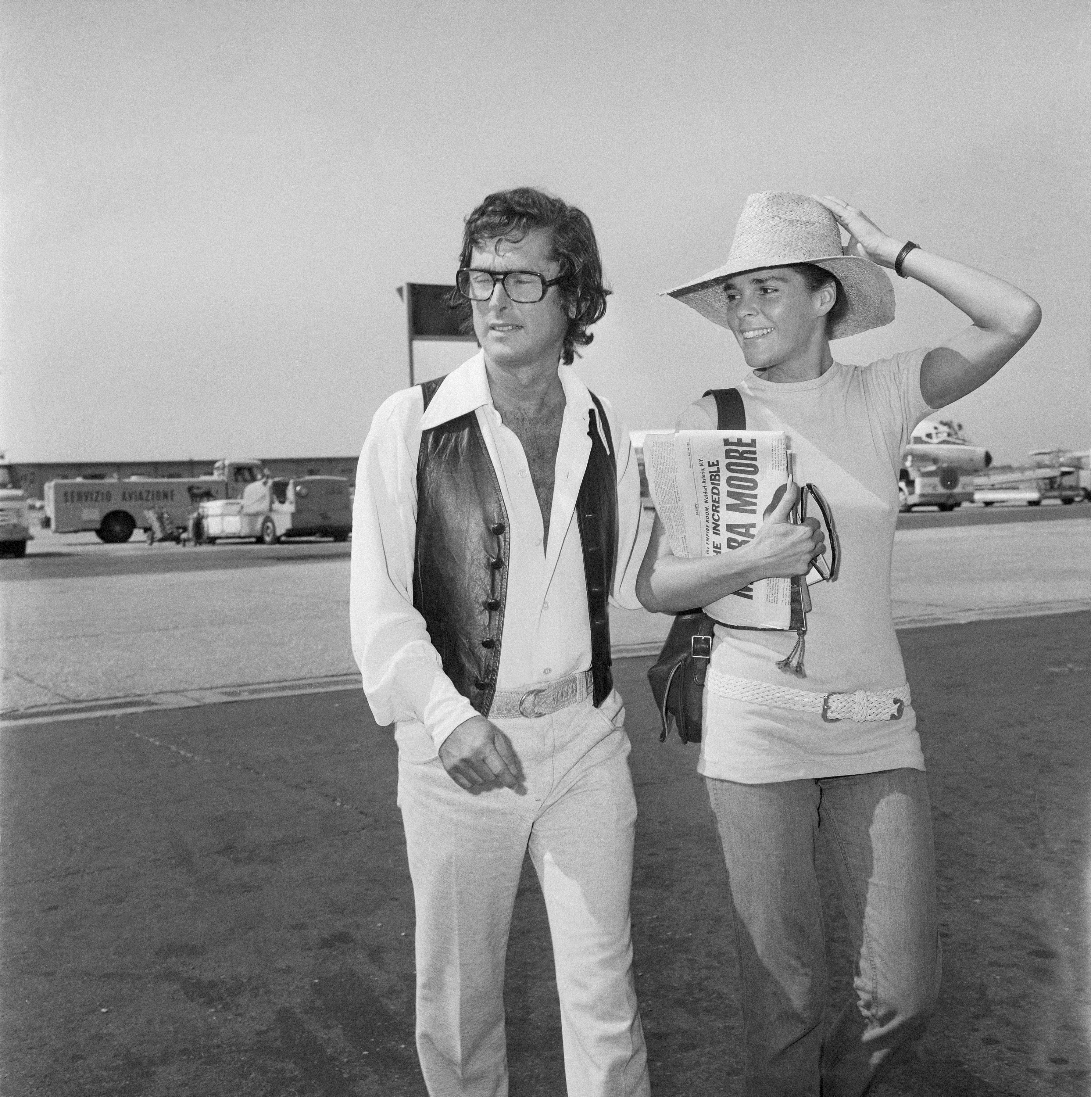 Robert Evans avec l'actrice arrivant à un aéroport de Rome en 1971 | Source : Getty Images