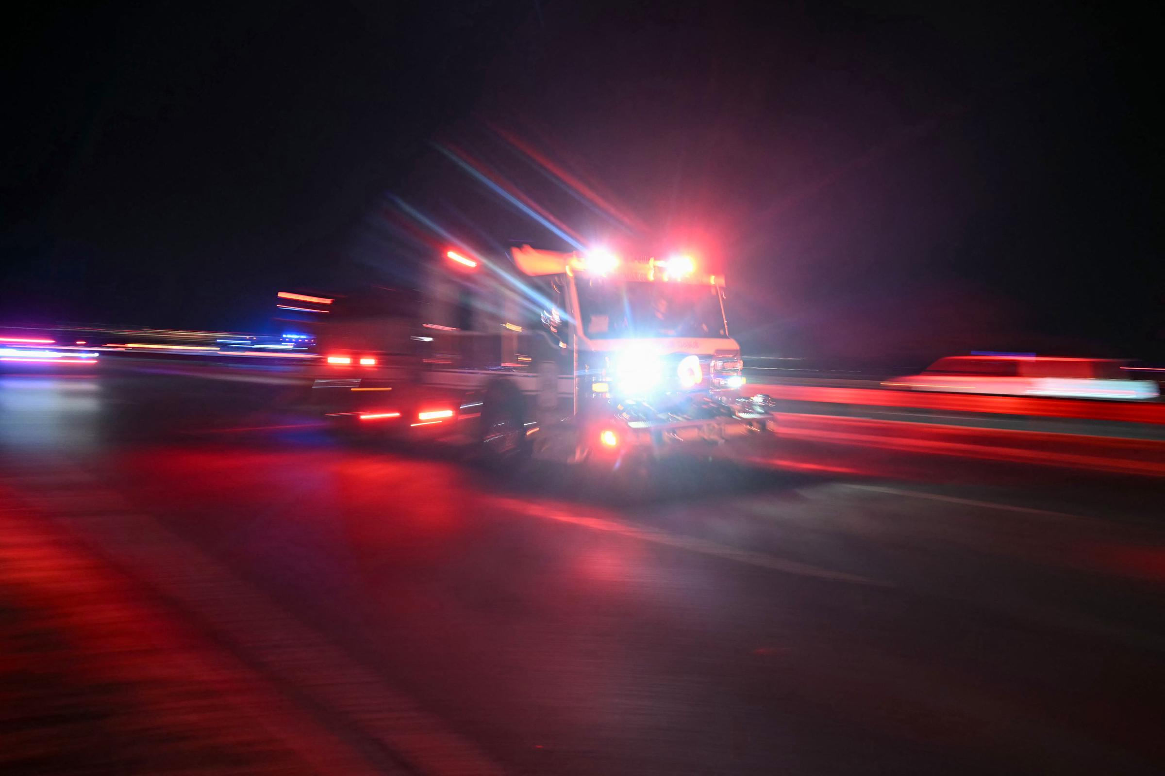 Un camion de pompiers se dirige vers la rivière Potomac près de l'aéroport national Reagan après un accident d'avion à Washington, DC, le 29 janvier 2025 | Source : Getty Images