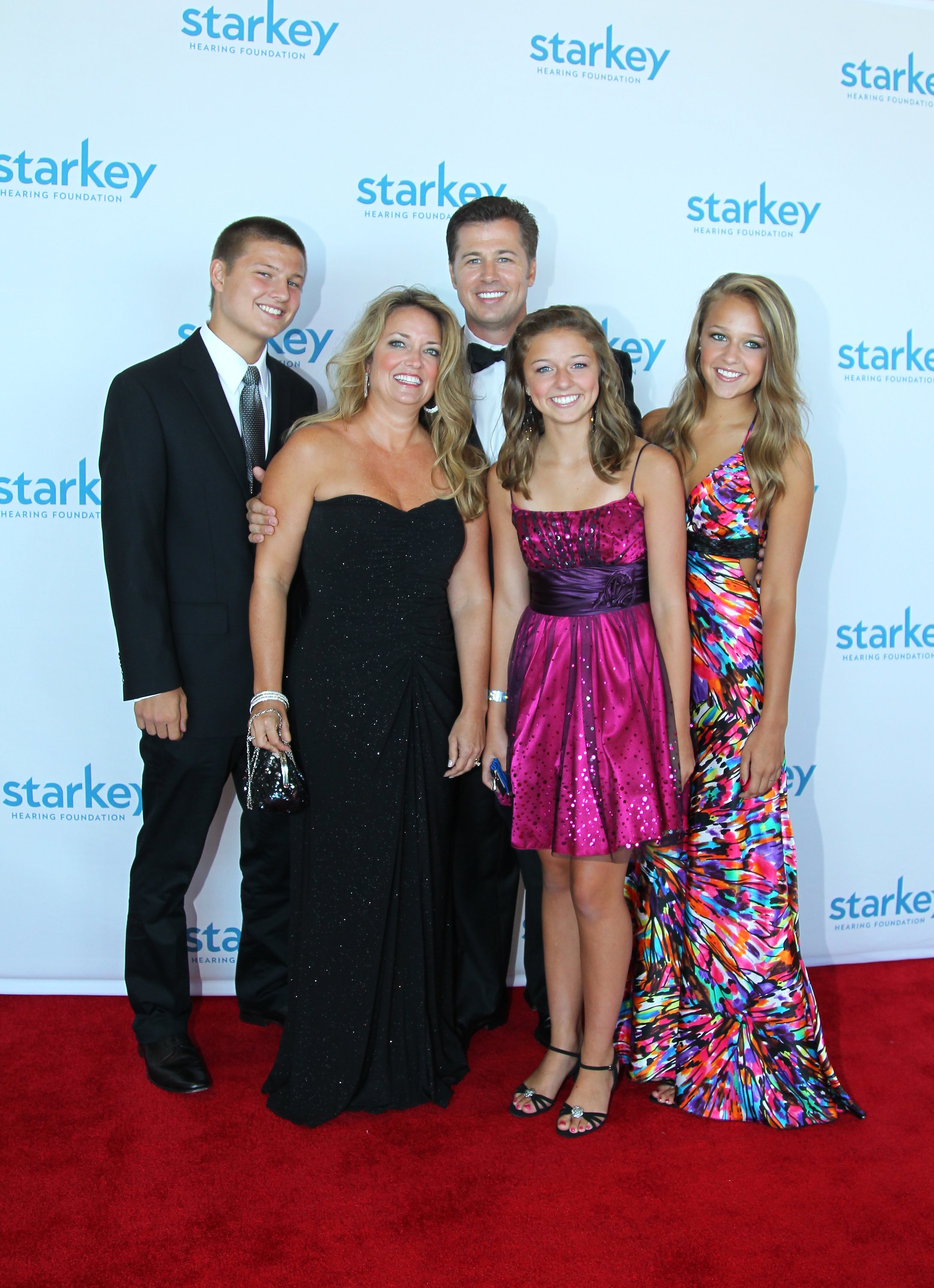 Doug Pitt et sa famille posant sur le tapis rouge le 20 juillet 2014 | Source : Getty Images