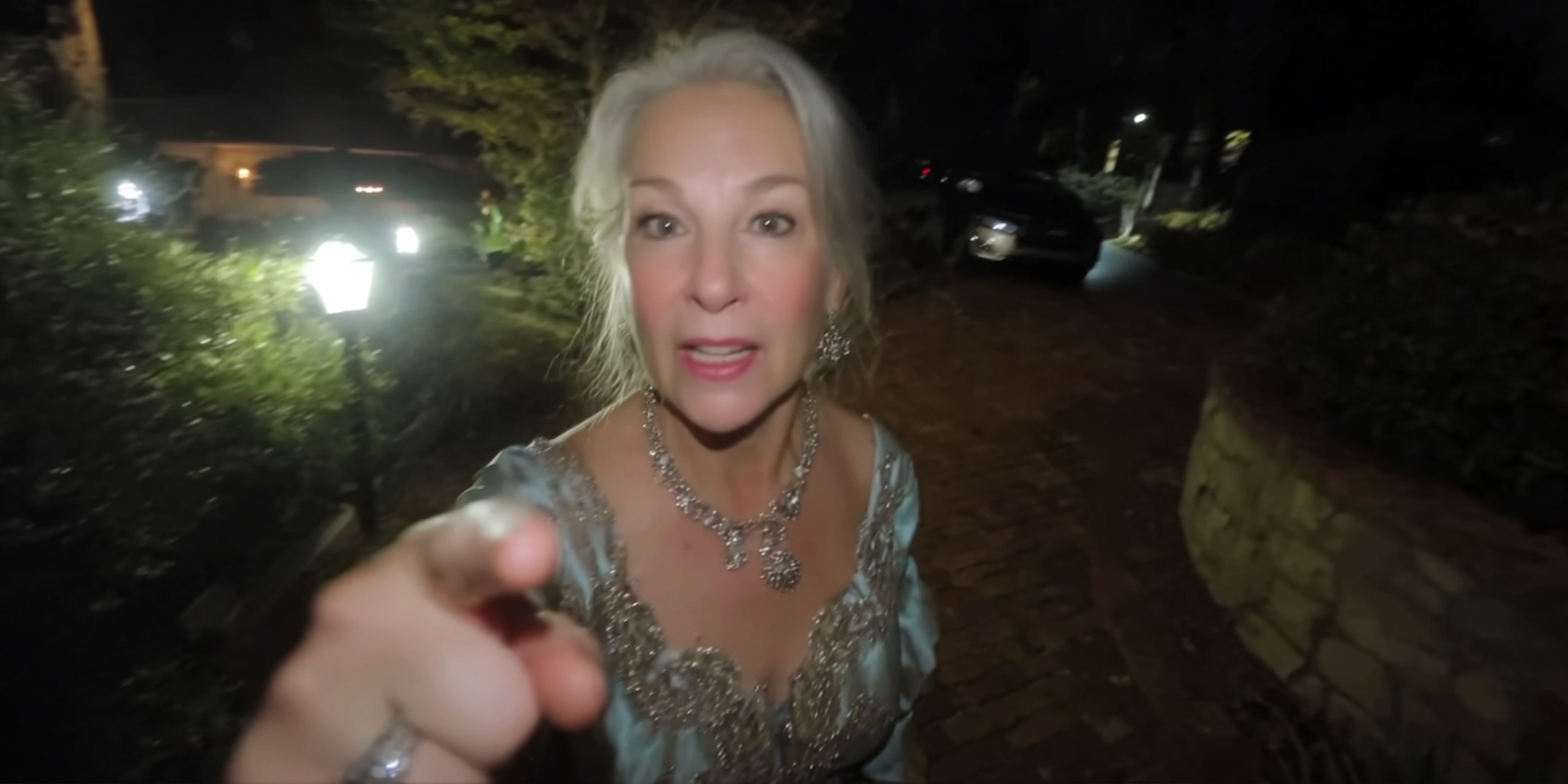 Femme âgée en colère pointant du doigt une personne devant elle | Source : Midjourney