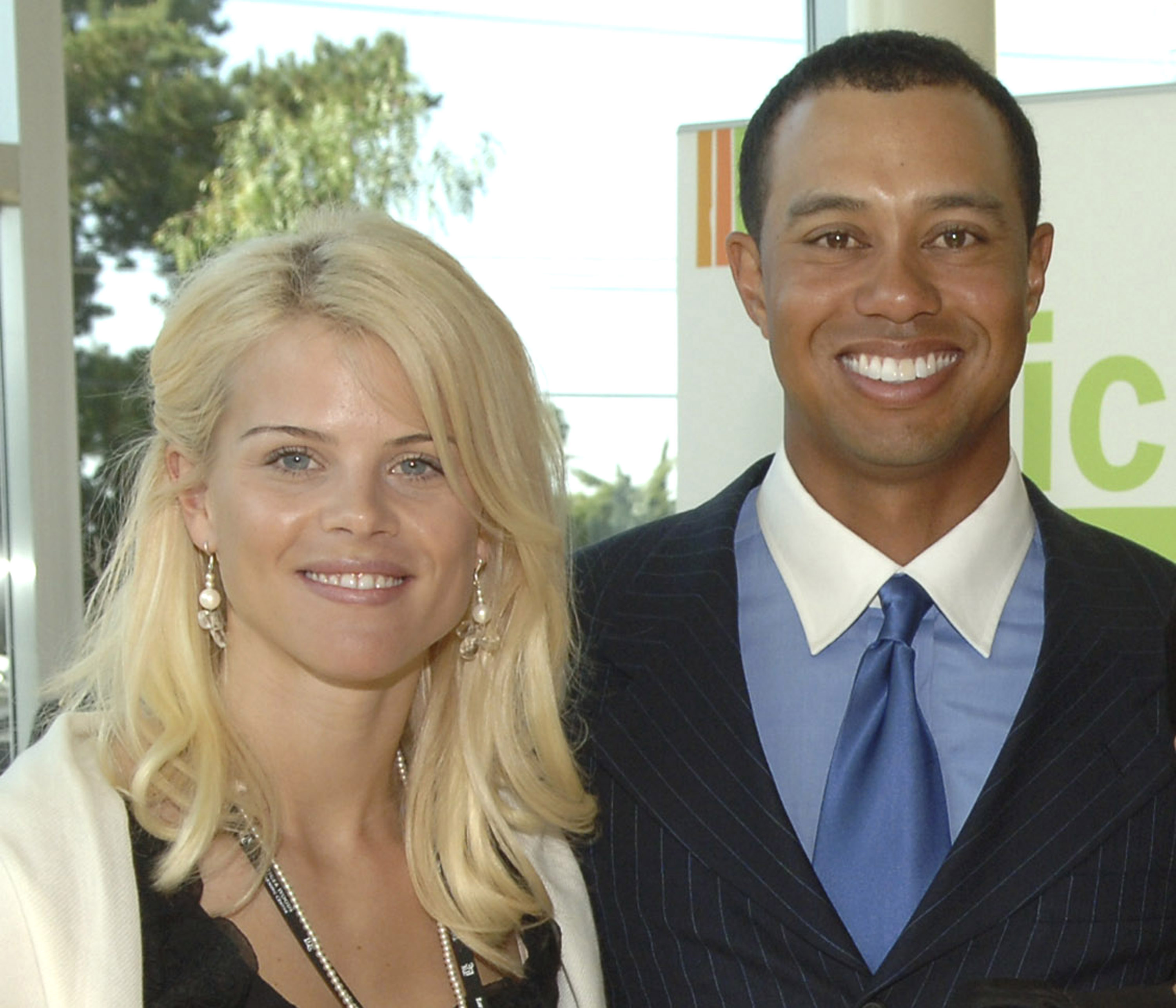 Elin Nordegren et Tiger Woods sourient le 10 février 2006. | Source : Getty Images