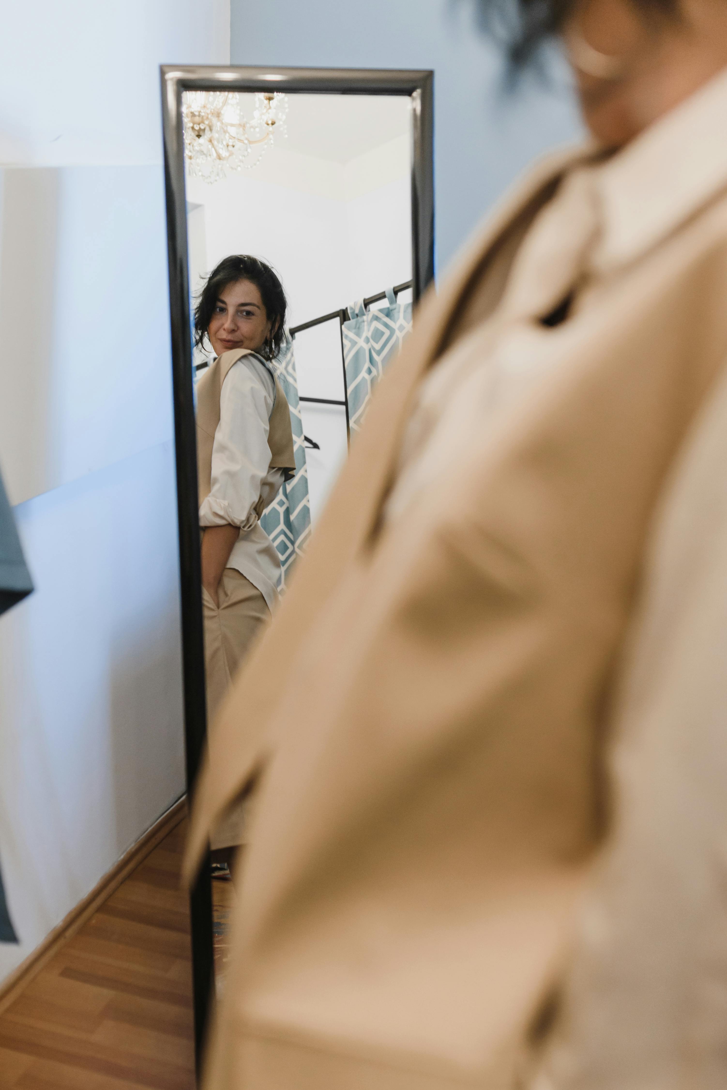 Une femme vérifie sa tenue dans le miroir. À des fins d'illustration uniquement | Source : Pexels