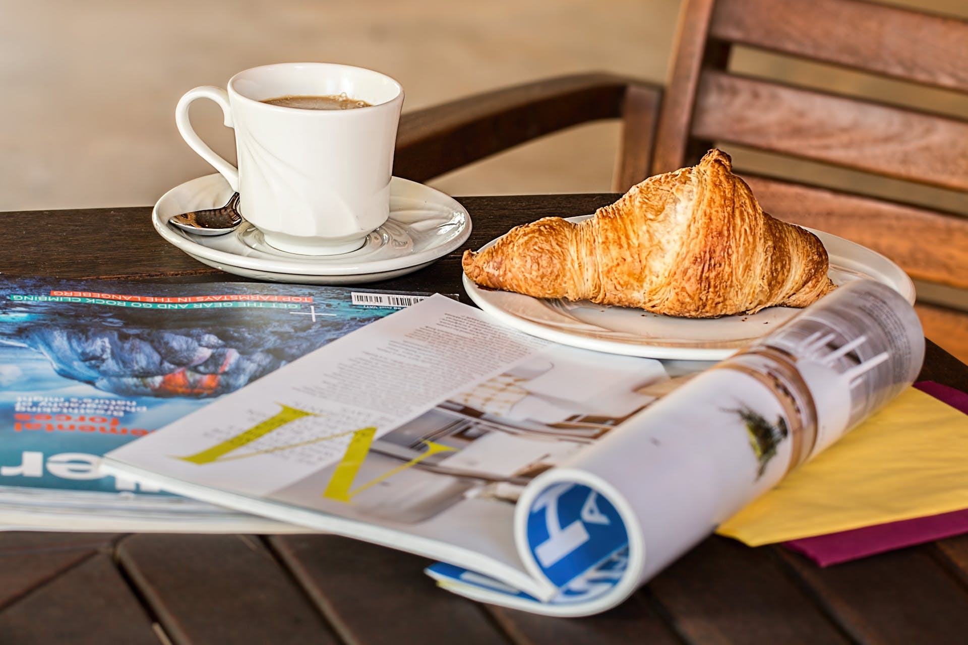 Des magazines et de la nourriture sur une table | Source : Pexels