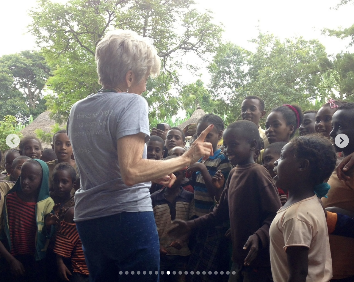 Jane Etta Pitt en train de parler à des enfants éthiopiens, le 6 août 2025 | Source : Instagram/pidney