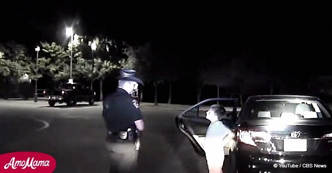Un officier de police calme un petit garçon de 7 ans qui fait une crise de panique après que sa mère soit arrêtée pour excès de vitesse
