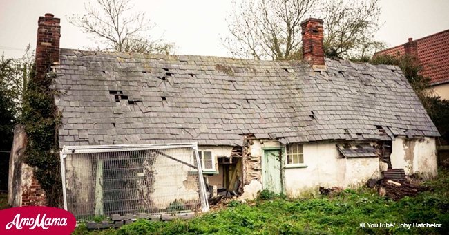 Une vieille maison a été abandonnée pendant 9 ans. Récemment, un étranger s'est rendu à l'intérieur et l'a découvert intact