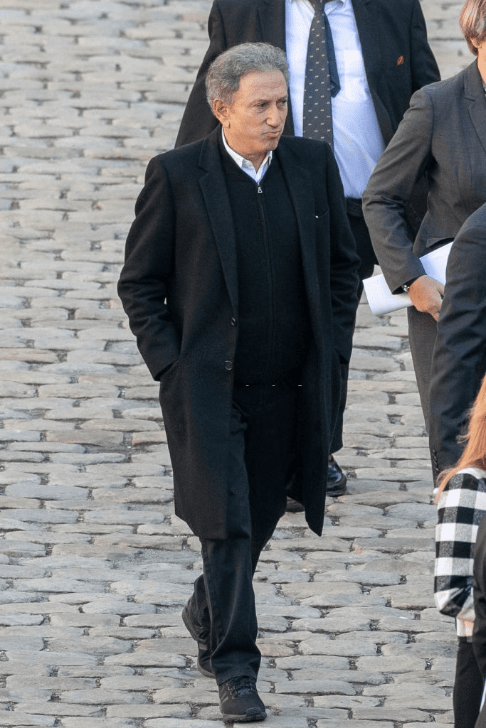 PARIS, FRANCE - 05 OCTOBRE : Michel Drucker assiste à l'hommage national à Charles Aznavour aux Invalides le 5 octobre 2018 à Paris, France. | Photo : Getty Images