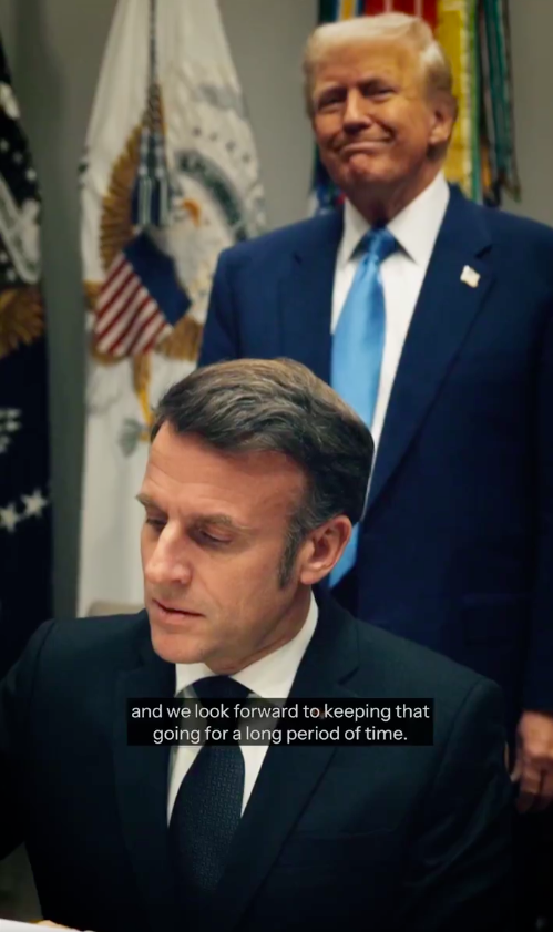 Emmanuel Macron signe quelque chose sous le regard souriant de Donald Trump. | Source : X/@POTUS