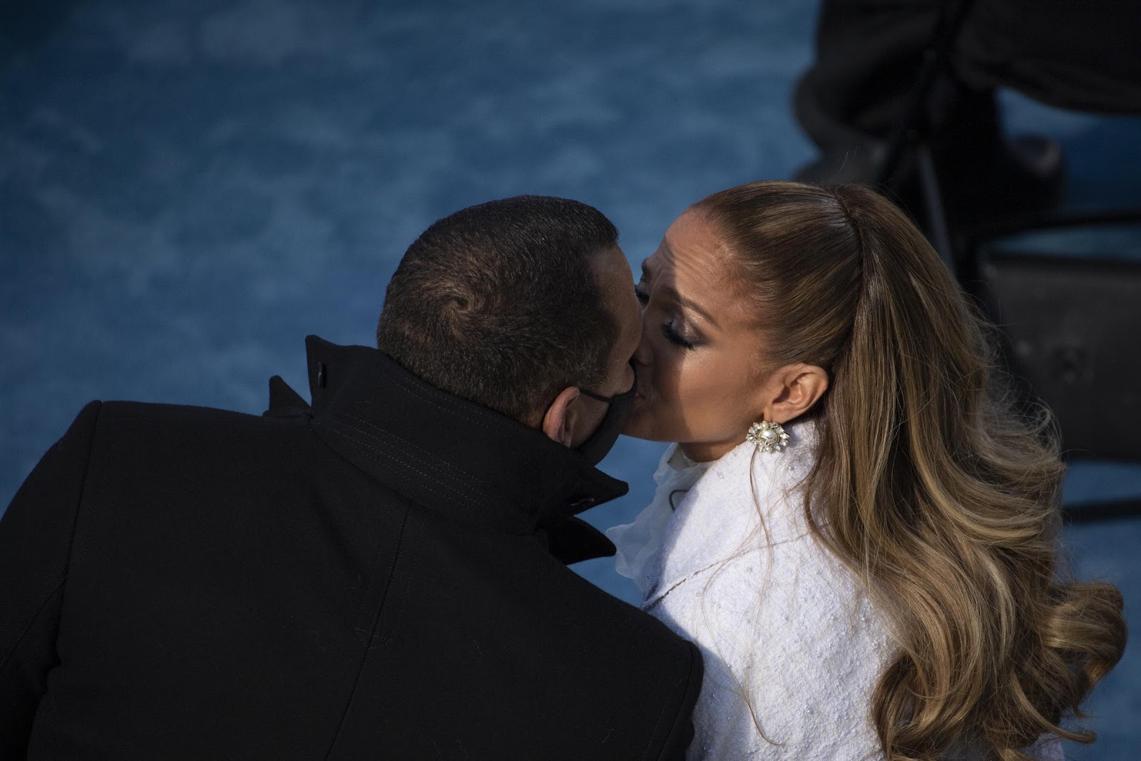 Jennifer Lopez embrasse alors fiancé Alex Rodriguez après avoir joué pendant l'inauguration du président élu Joe Biden au Capitole américain à Washington, DC, le 20 janvier 2021 | Source : Getty Images