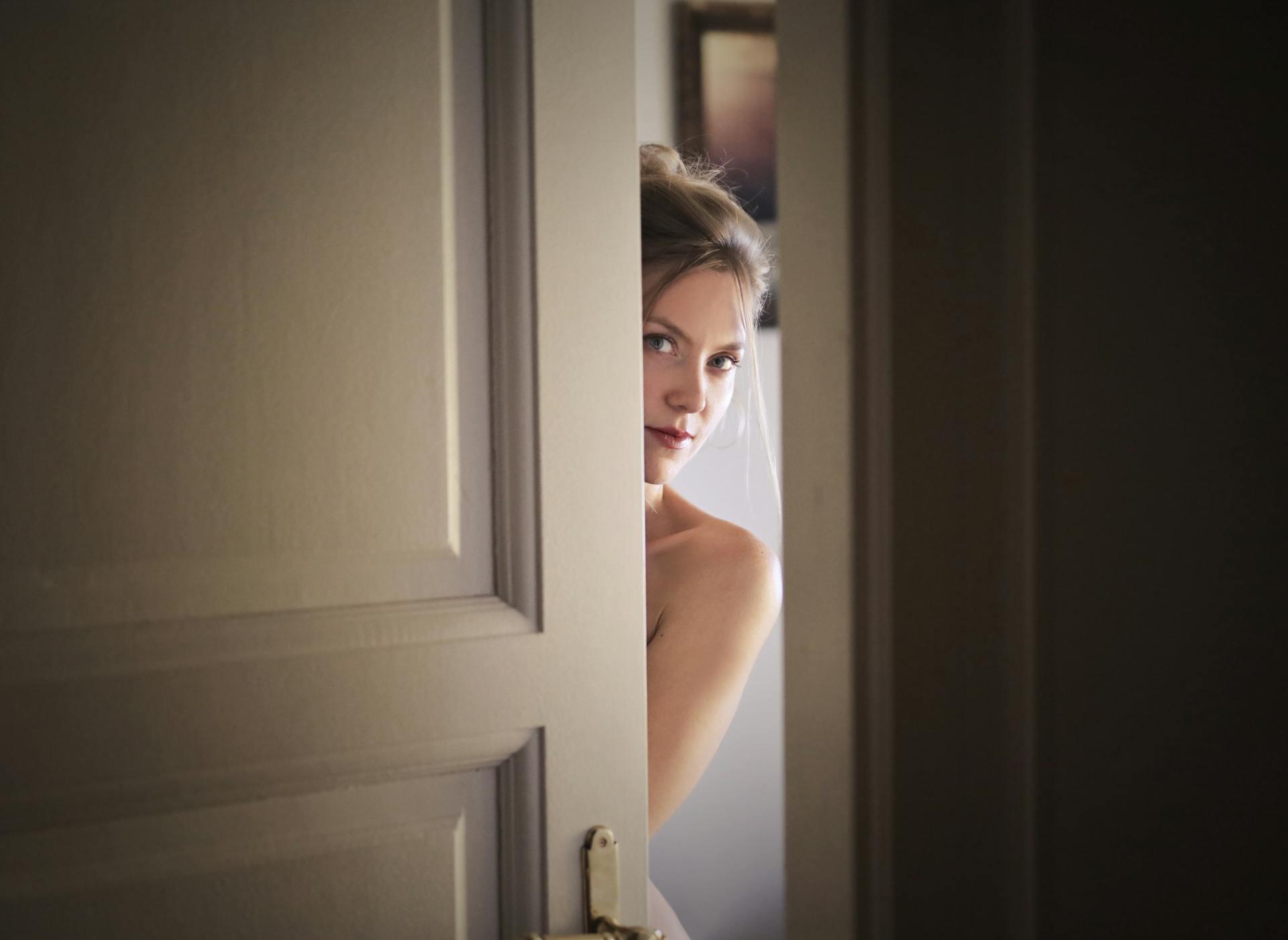 Une femme qui regarde derrière la porte | Source : Pexels