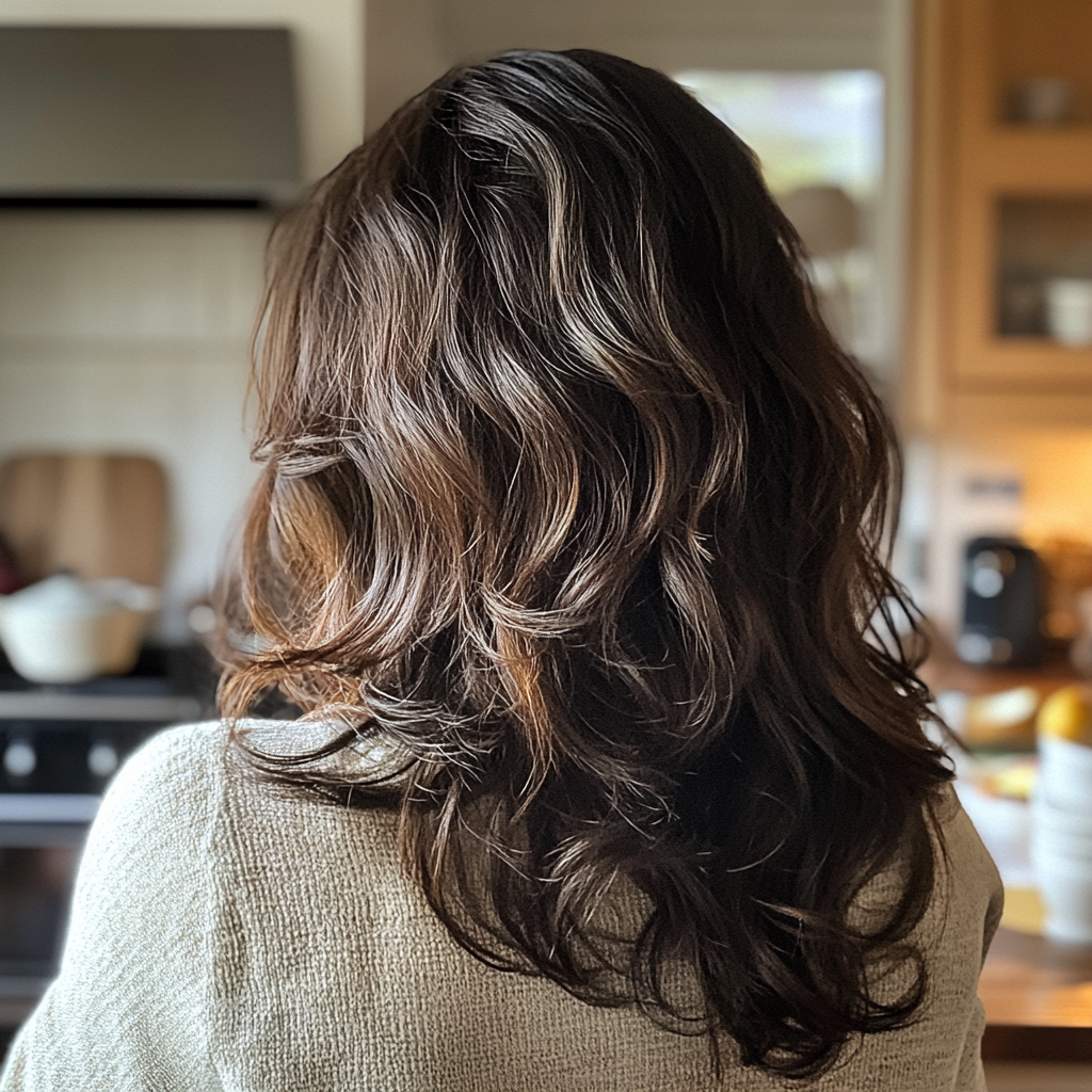 Une femme occupée dans une cuisine | Source : Midjourney