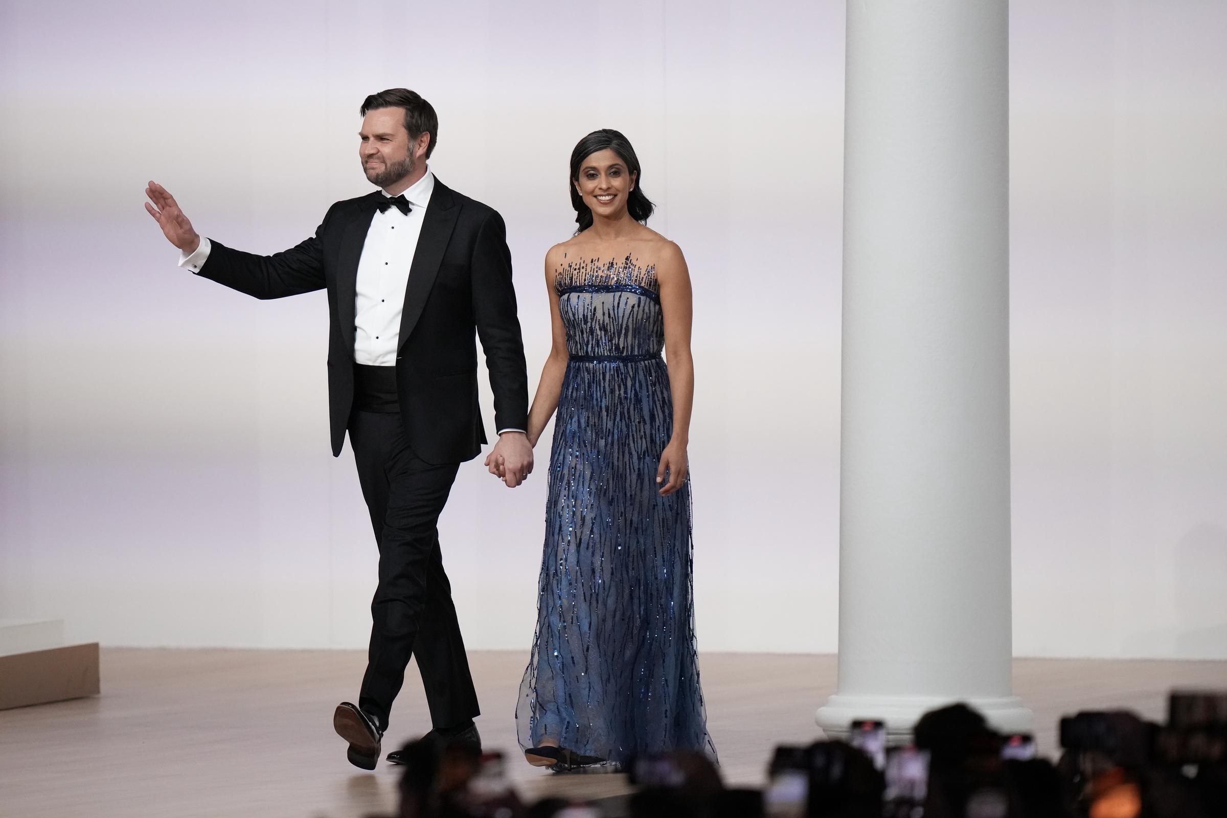 Le vice-président JD Vance et son épouse Usha Vance assistent au bal du commandant en chef le 20 janvier 2025 à Washington, DC. | Source : Getty Images