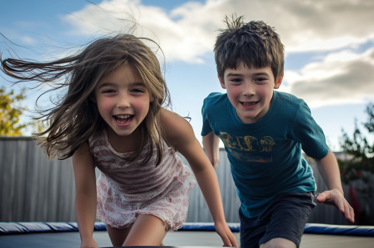 Deux enfants jouant sur un trampoline | Source : Midjourney