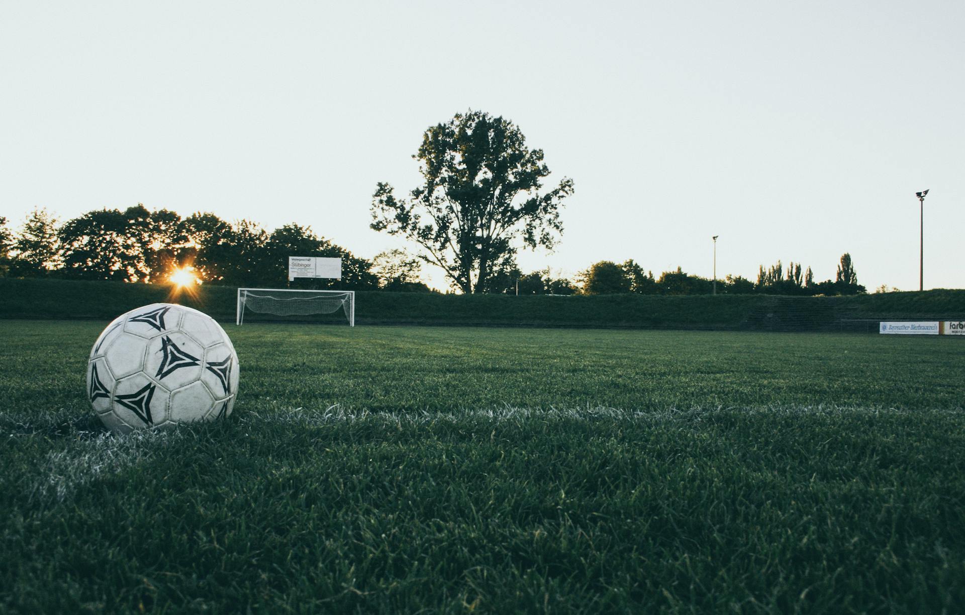 Un ballon de foot sur un terrain | Source : Pexels