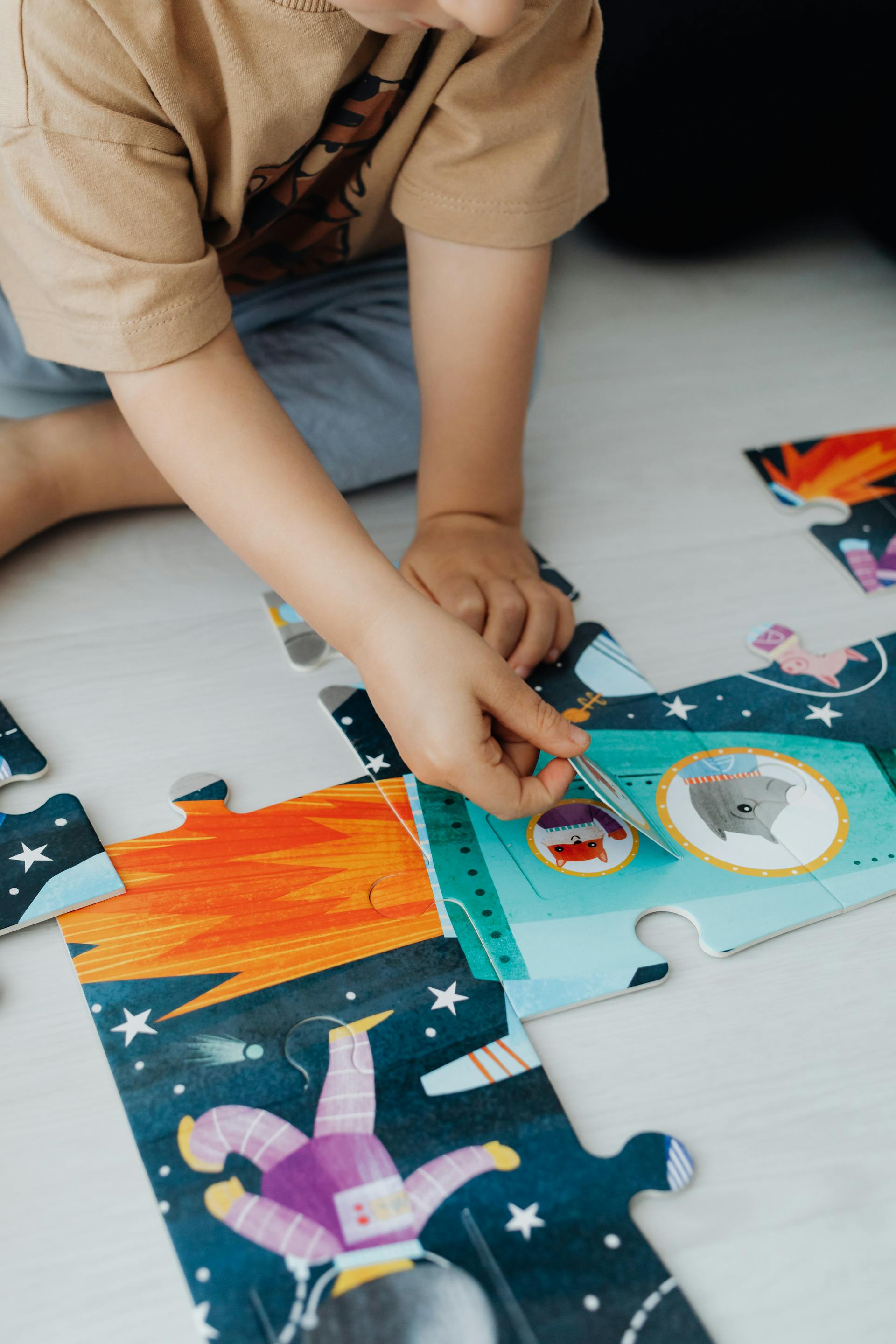 Gros plan sur un enfant en train de faire un puzzle | Source : Pexels