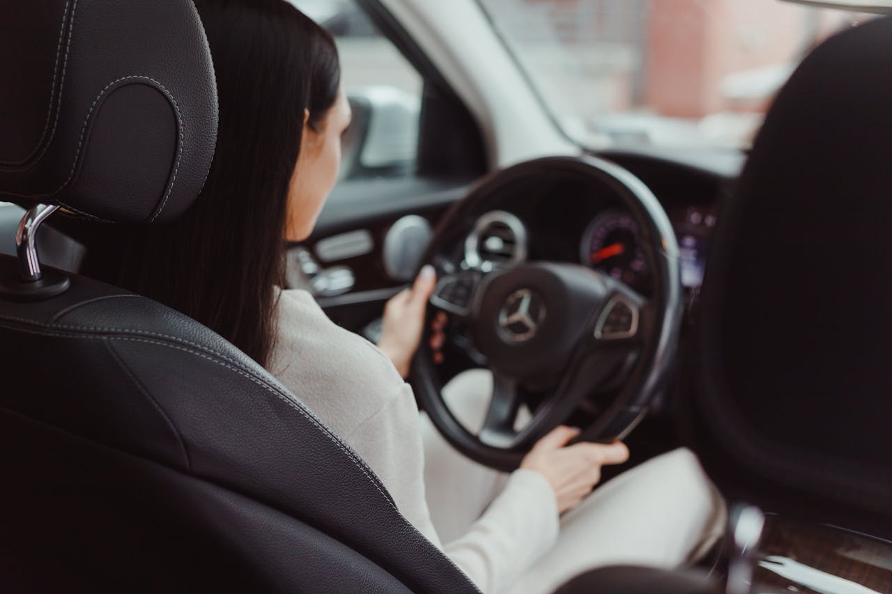 Une femme assise dans une voiture | Source : Pexels