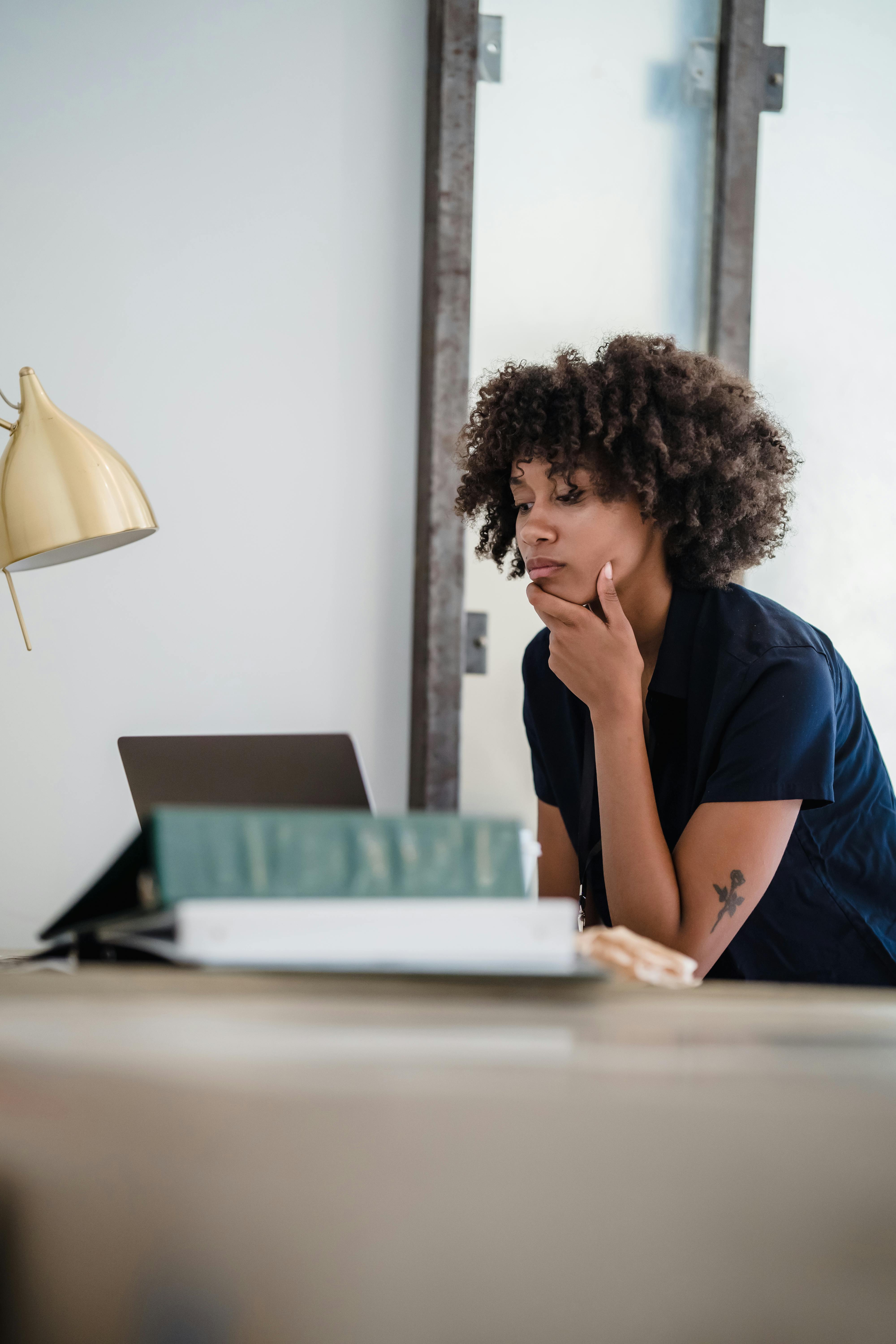 Une femme perdue dans ses pensées | Source : Pexels