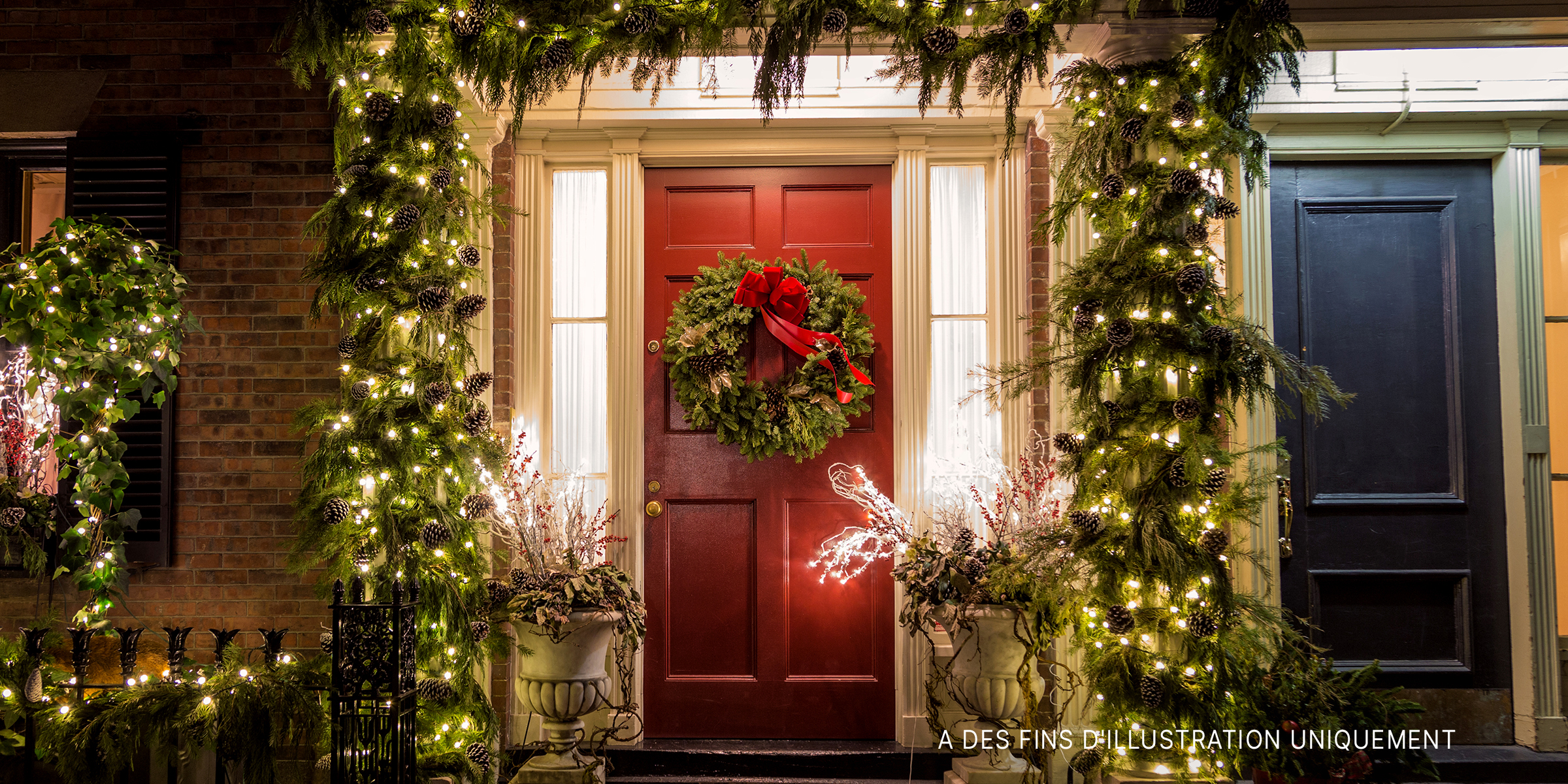 Une maison ornée de décorations de Noël | Source : Shutterstock