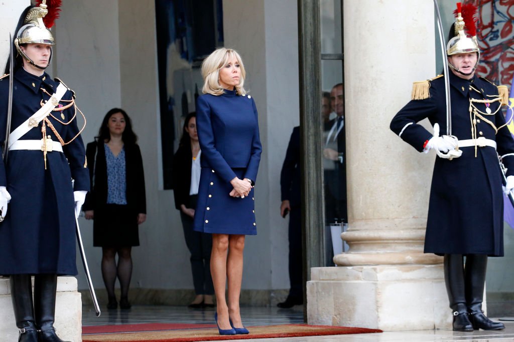 Brigitte Macron attendant la Première dame américiane Mélanie Trump. | Photo : Getty Images