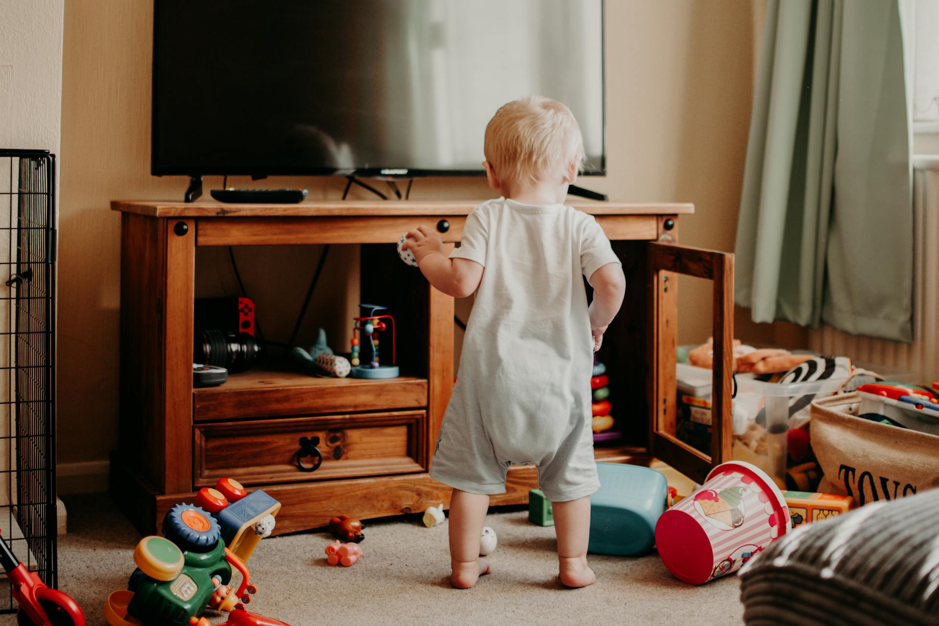 A toddler playing in a bedroom | Source: Midjourney