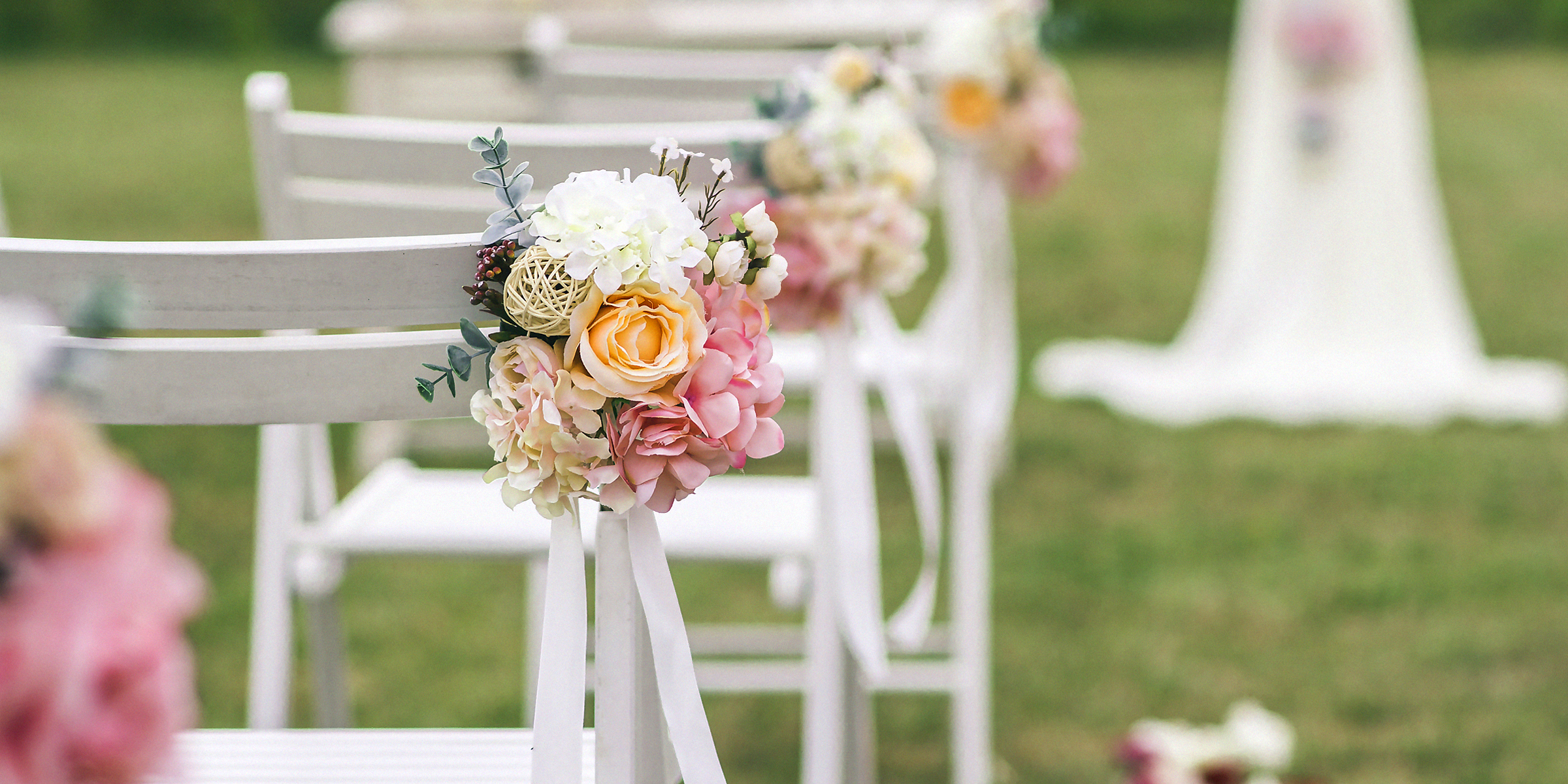 Une chaise avec des fleurs lors d'un mariage | Source : Shutterstock