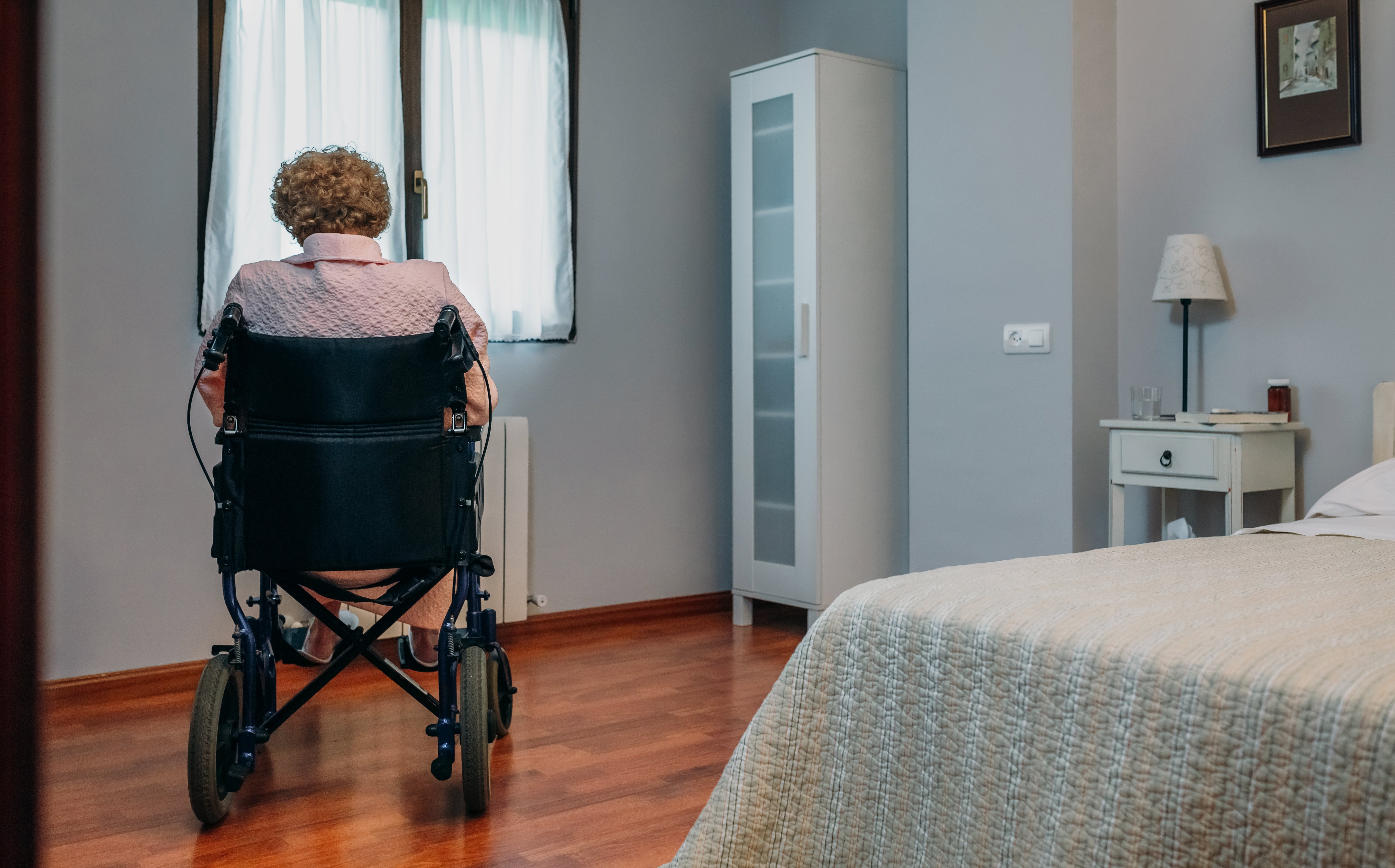 Une vieille femme sur un fauteuil roulant | photo : shutterstock