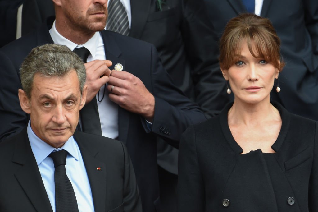Nicolas Sarkozy et Carla-Bruni Sarkozy quittent la cathédrale après un service religieux pour l'ancien président français Jacques Chirac à l'église Saint-Sulpice à Paris, France. | Photo : Getty Images