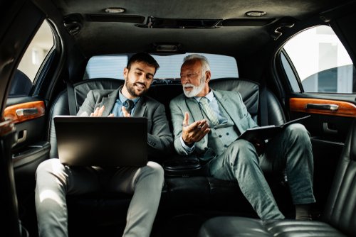 Des hommes dans une limousine qui parlent. | Photo : Shutterstock.