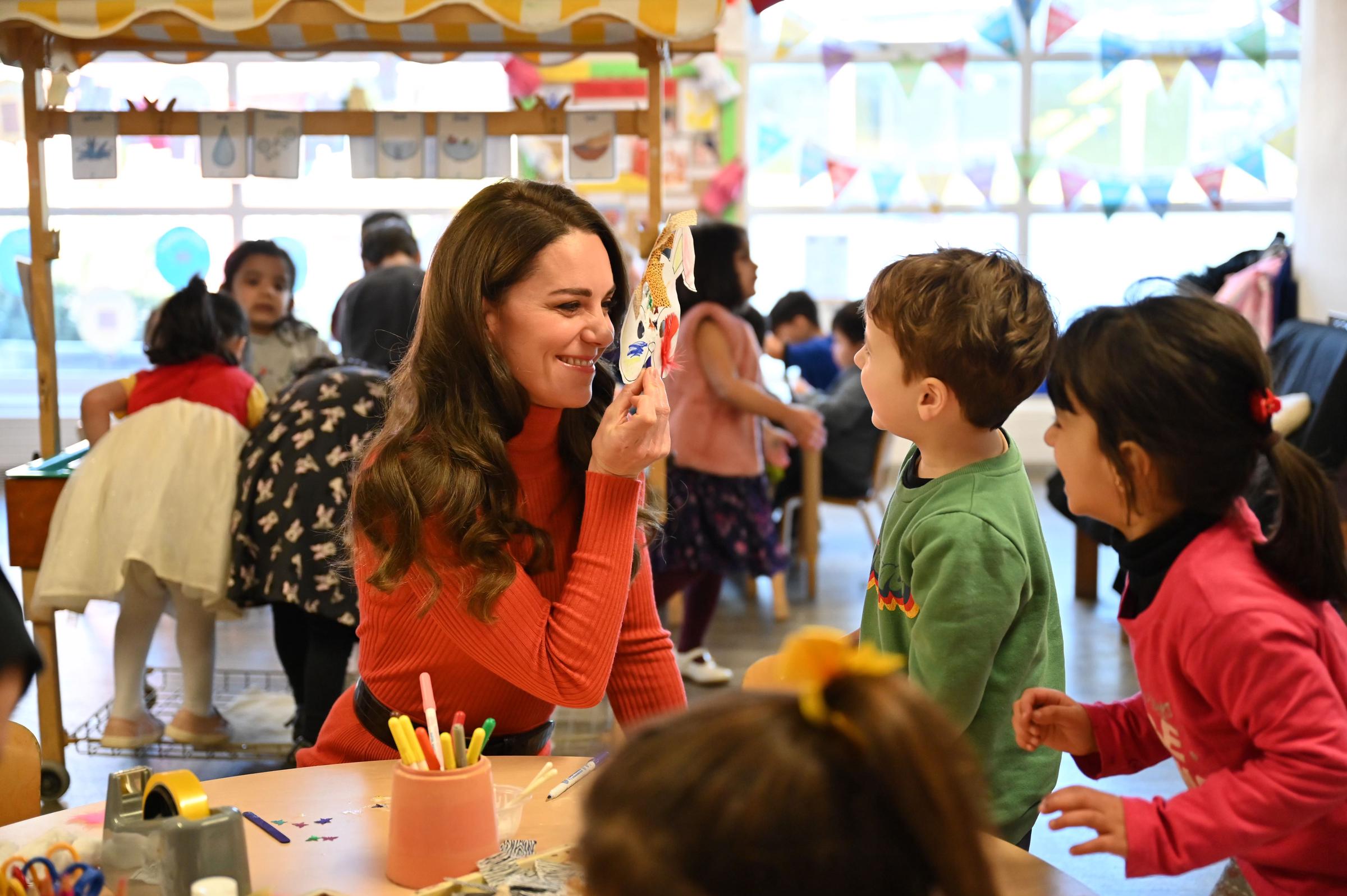 Catherine, princesse de Galles, interagit avec des enfants lors de sa visite à la pépinière Foxcubs, le 18 janvier 2023, à Luton, en Angleterre. | Source : Getty Images