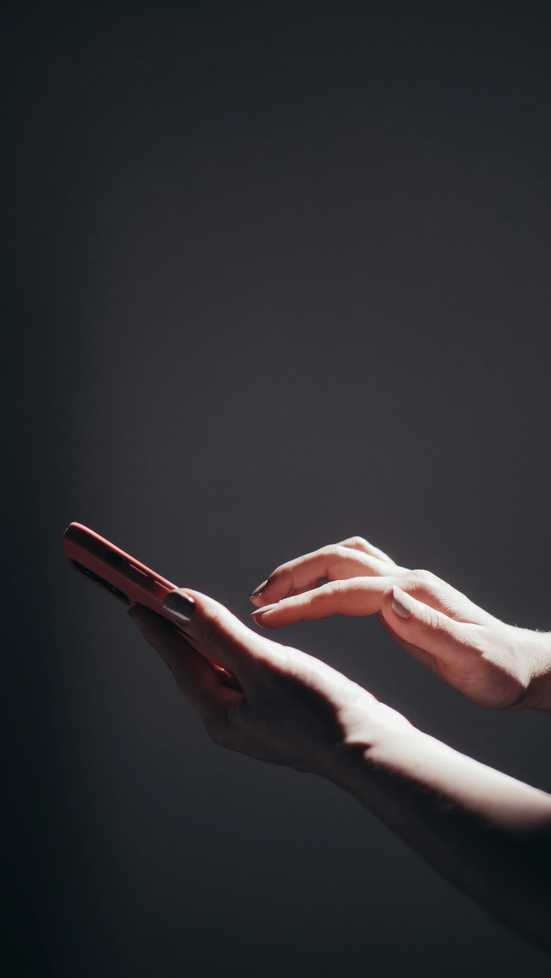 Une femme utilisant son téléphone | Source : Pexels