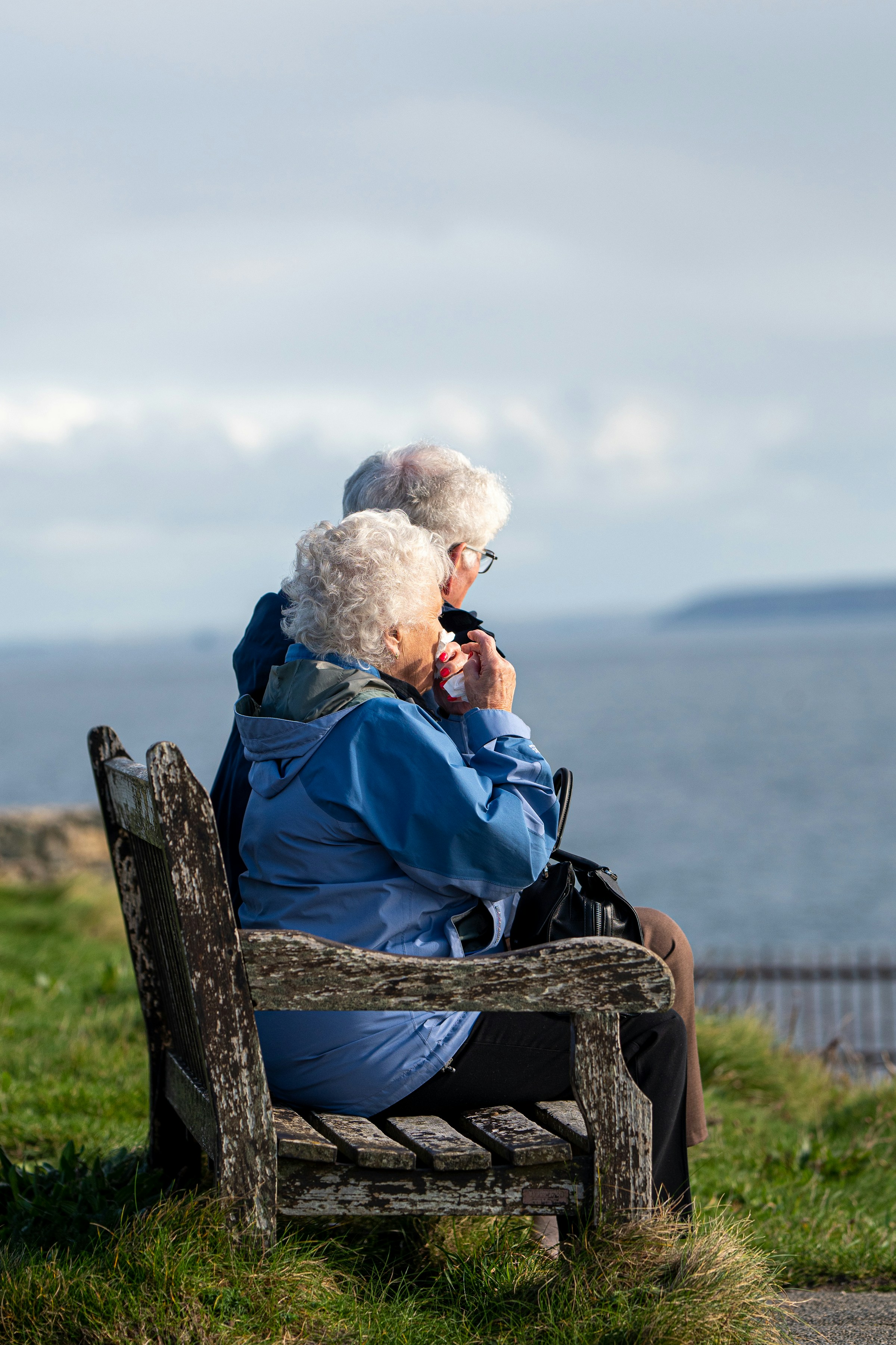 Un couple de personnes âgées assis sur un banc | Source : Unsplash